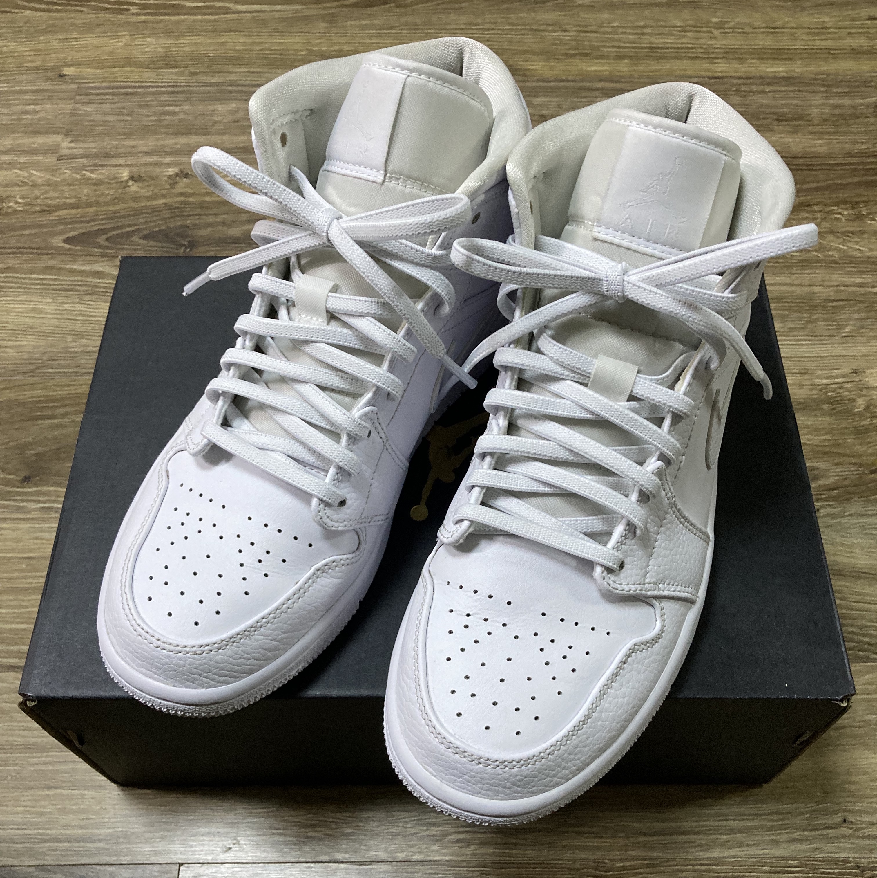 Jordan 1 Mid Triple White, Nike SB Zoom Blazer Mid Black White 착용 스타일 - 1