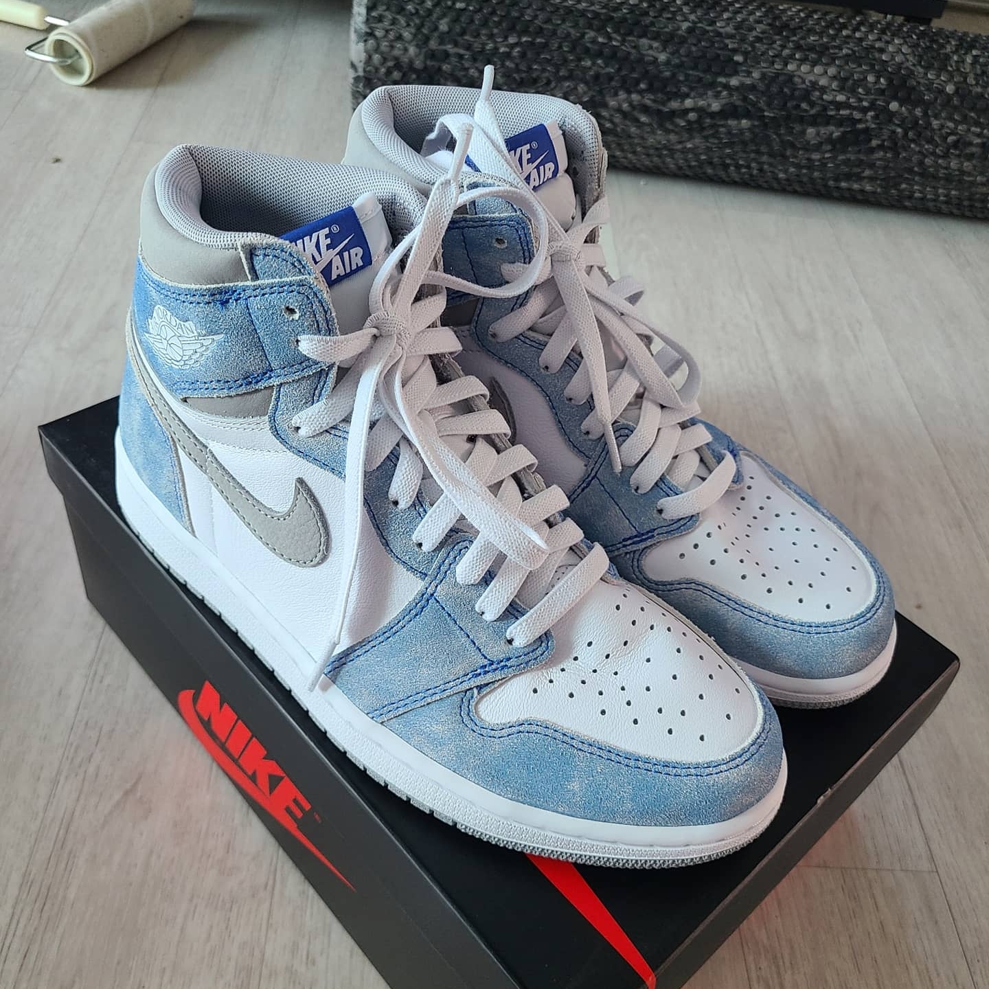 Jordan 1 Retro High OG Hyper Royal 착용 스타일 - 2
