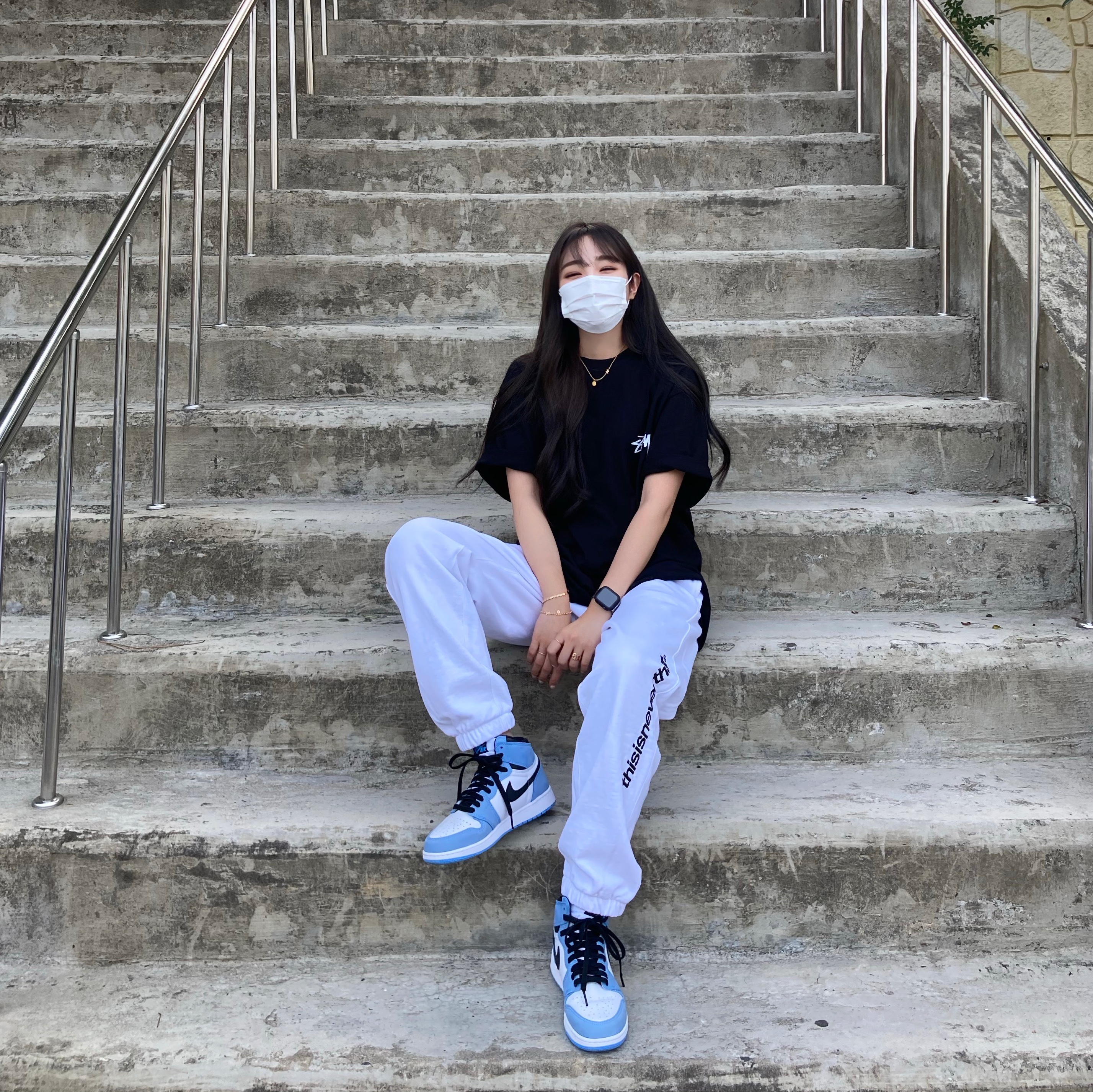 Stussy Reflection T-Shirt Black, (GS) Jordan 1 Retro High OG University Blue 착용 스타일 - 2