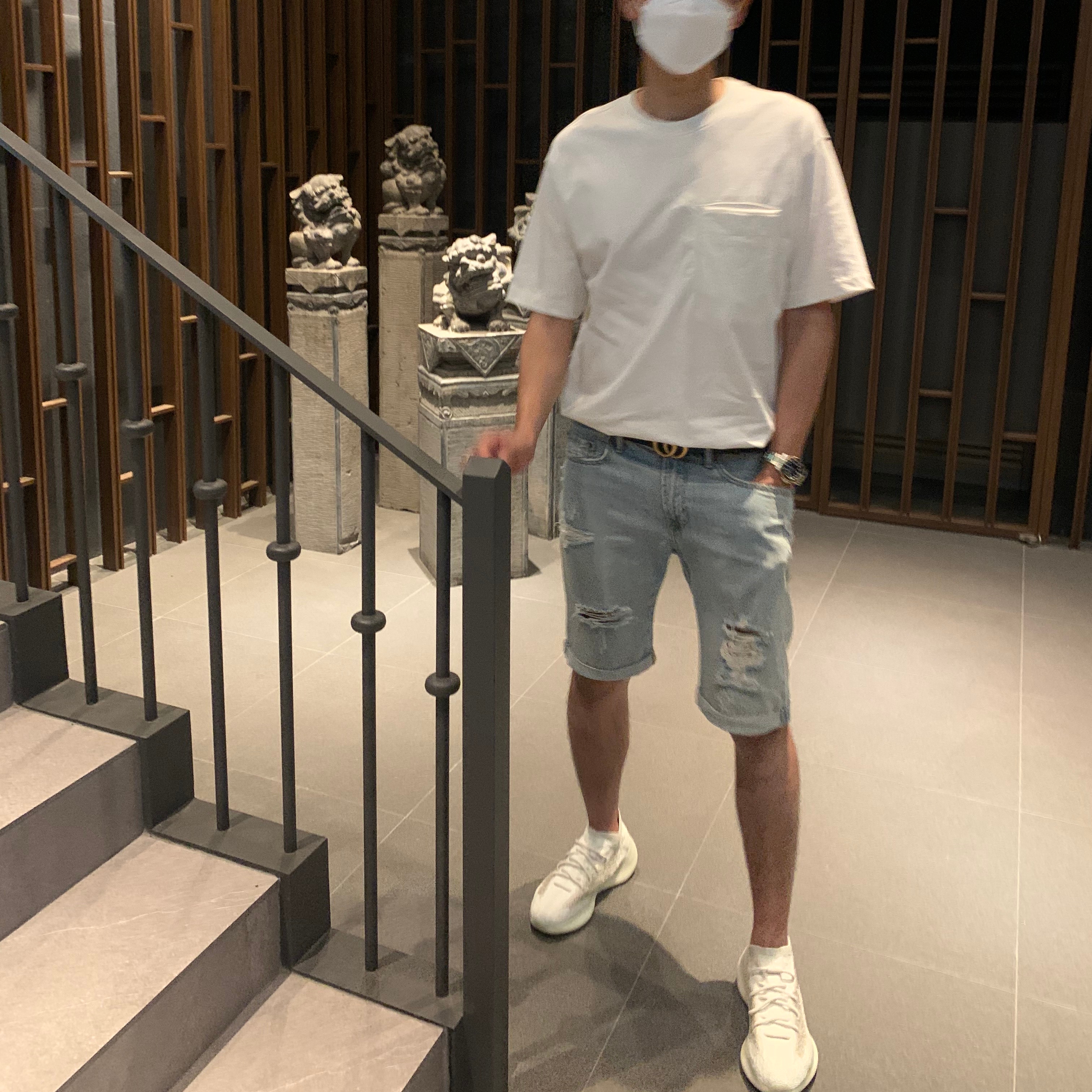 Adidas Yeezy Boost 380 Calcite Glow 착용 스타일