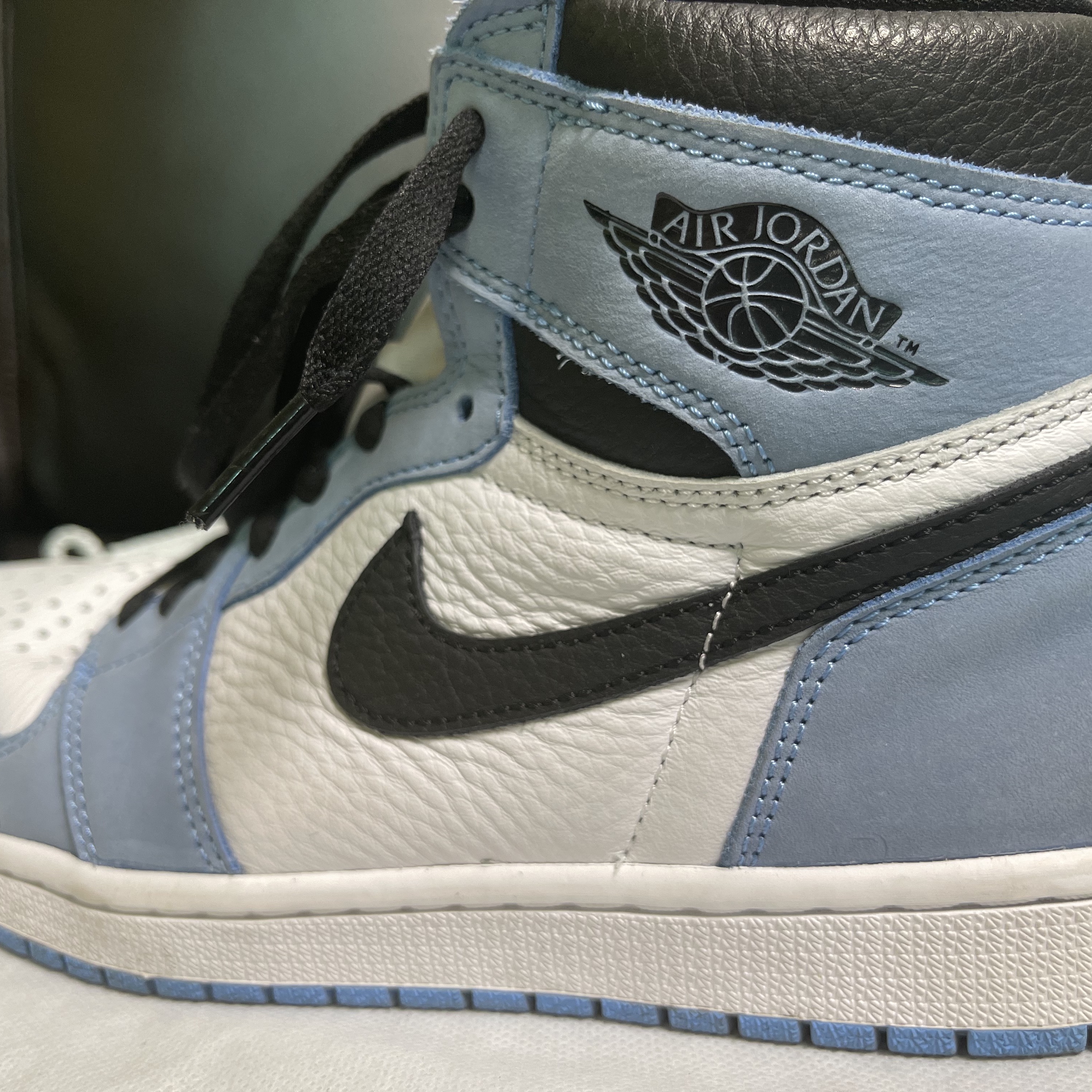 Jordan 1 Retro High OG University Blue 착용 스타일 - 1