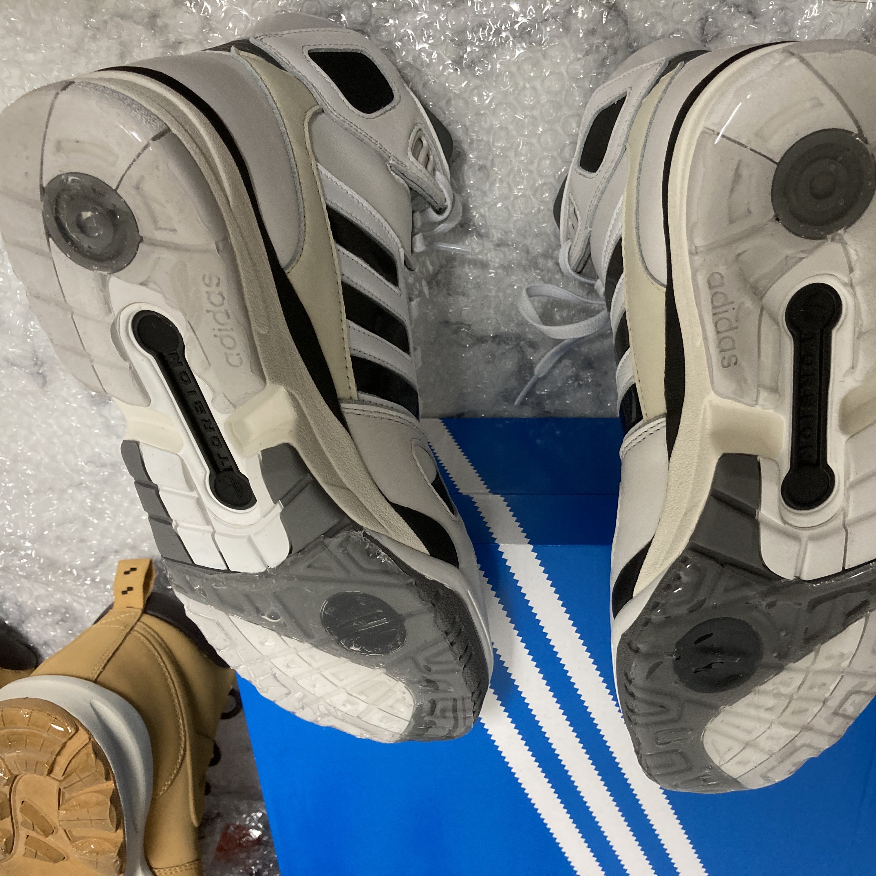 Adidas x Kid Cudi Torsion Artillery Hi Crystal White Core Black 착용 스타일 - 1