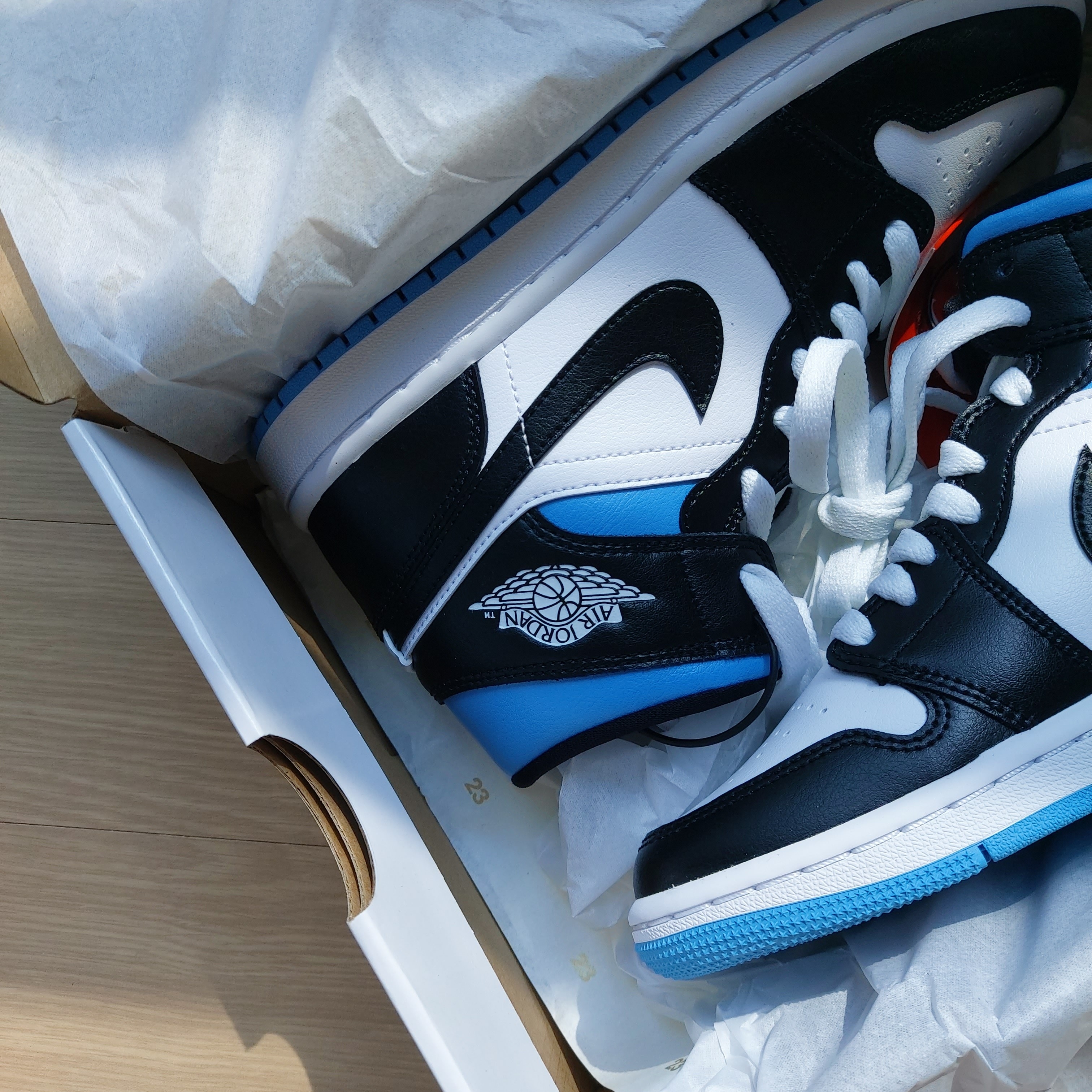 (W) Jordan 1 Mid White Black University Blue 착용 스타일