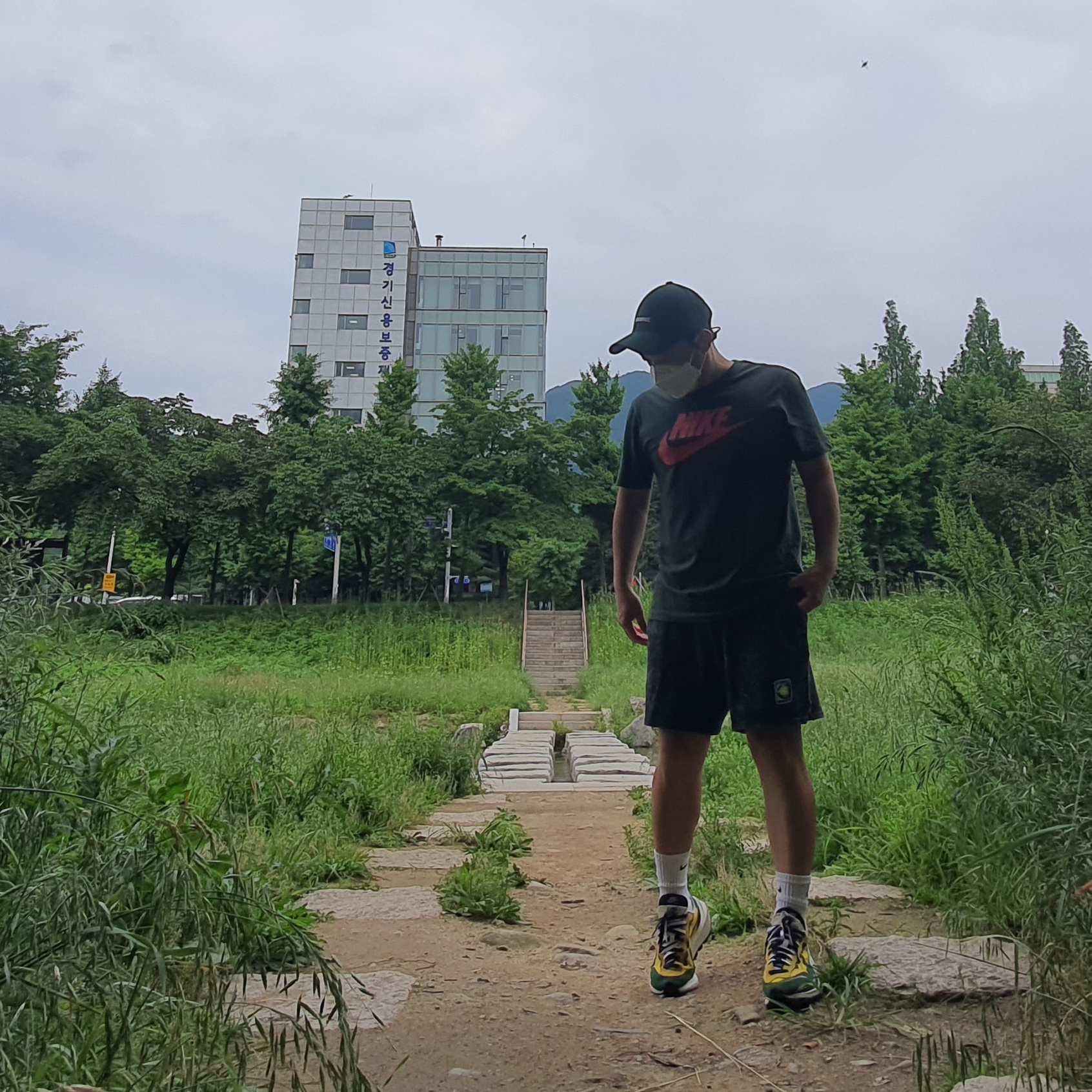 Nike x Sacai VaporWaffle Tour Yellow & Gorge Green Sail 착용 스타일