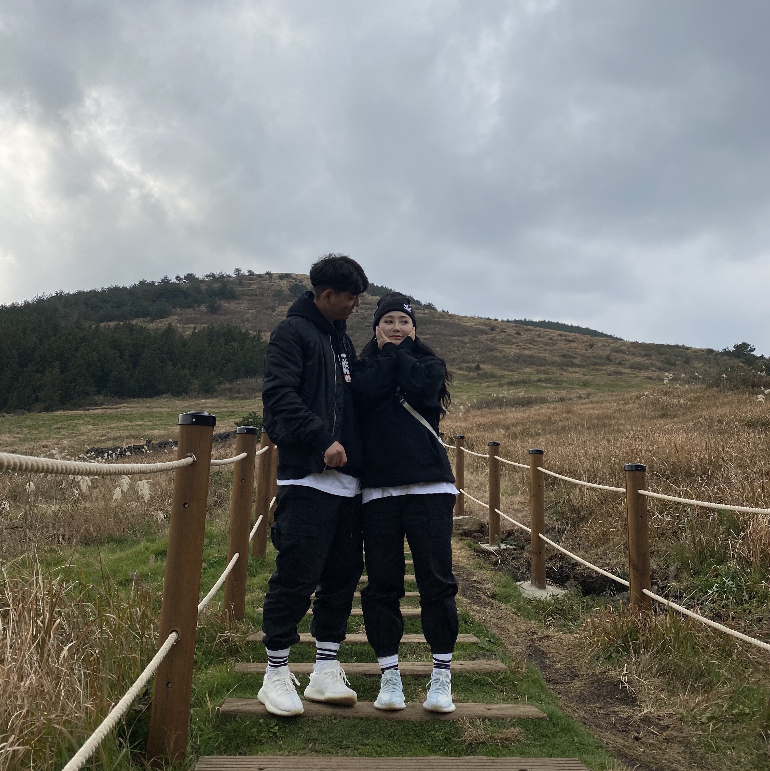 Adidas Yeezy Boost 350 V2 Cream/Triple White, Adidas Yeezy Boost 350 V2 Cloud White - Non-Reflective 착용 스타일