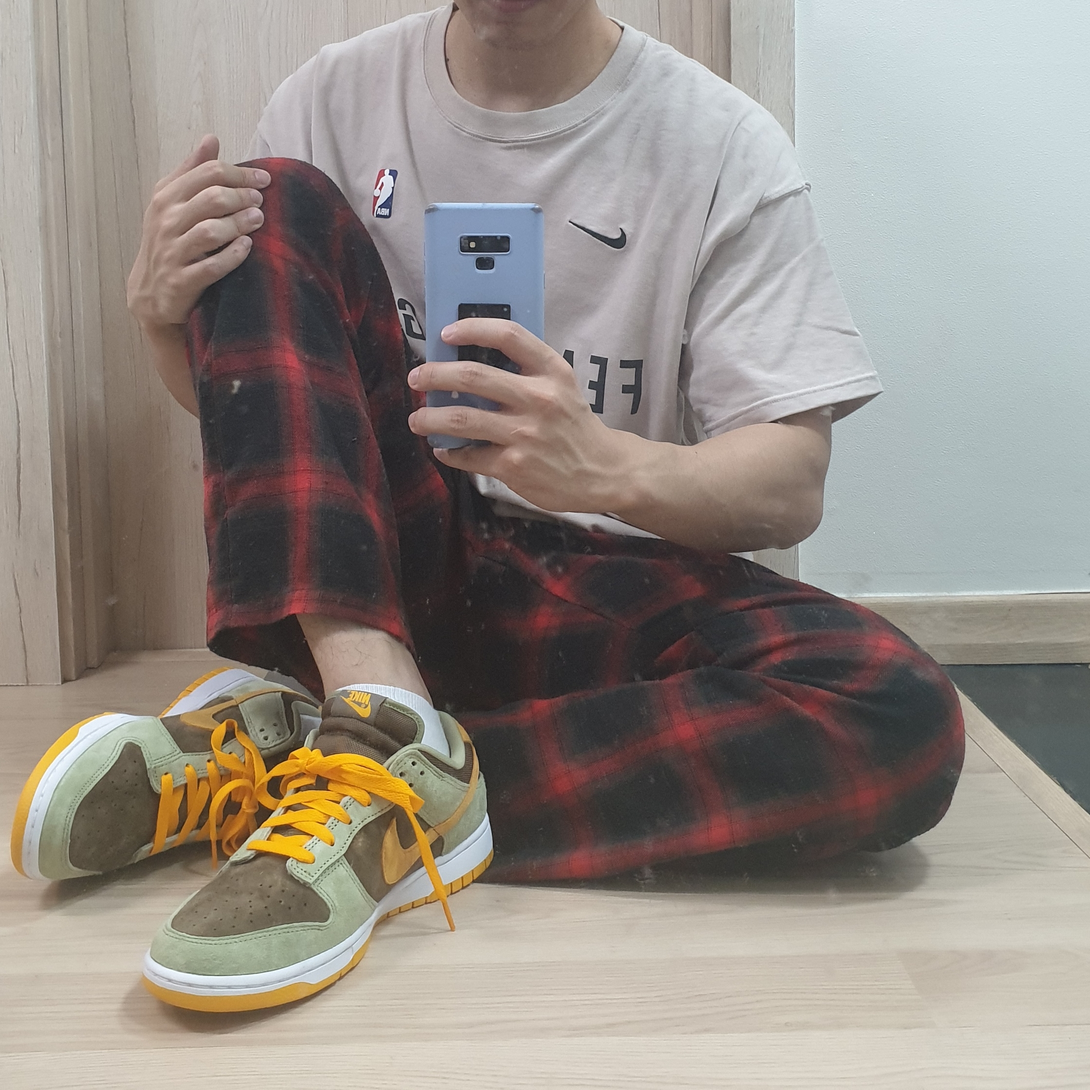 Nike Dunk Low SE Dusty Olive, Nike x Fear of God Warm Up T-Shirt Oatmeal 착용 스타일