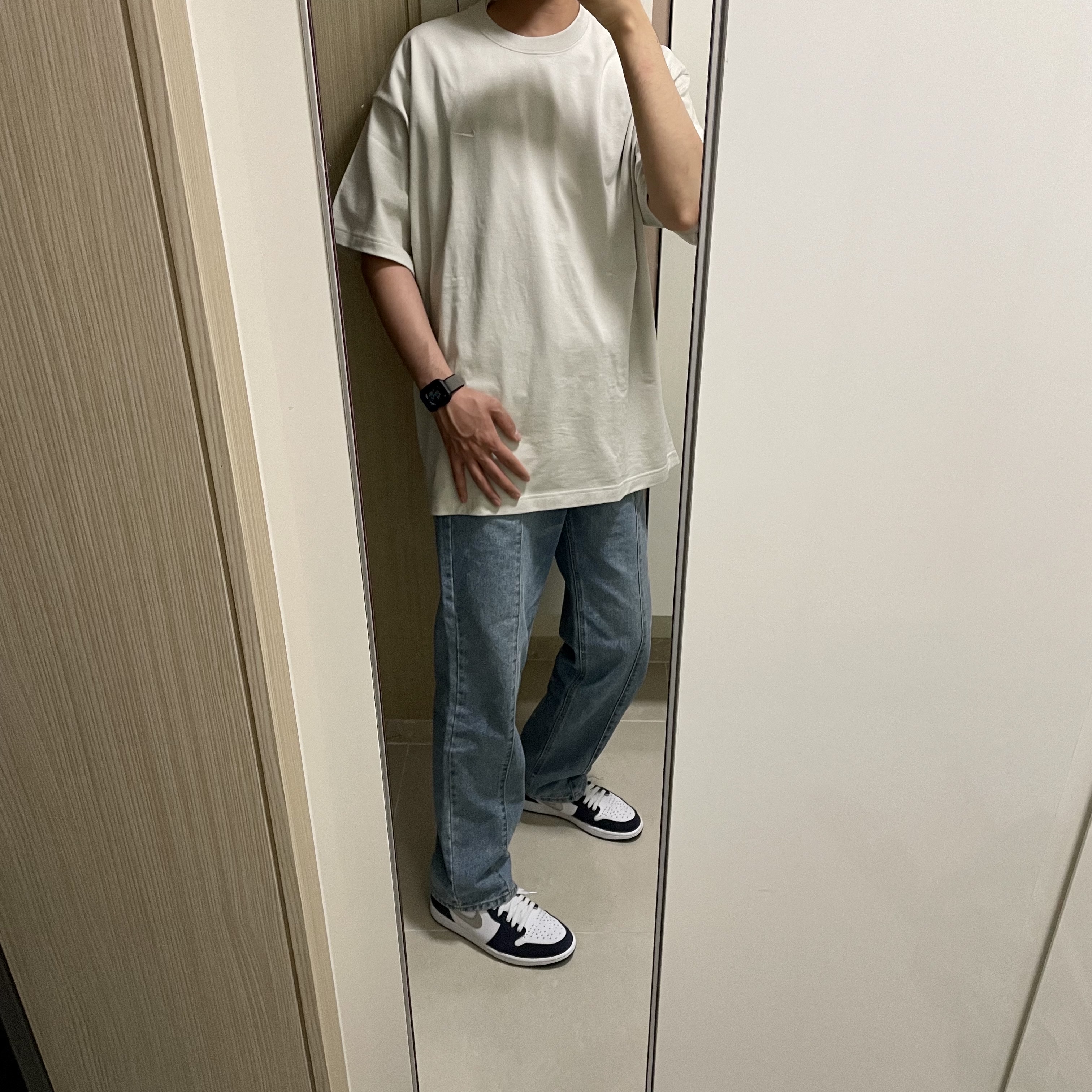Jordan 1 Retro High OG CO.JP Midnight Navy, Nike NRG Solo Swoosh T-Shirt Light Bone - US/EU 착용 스타일