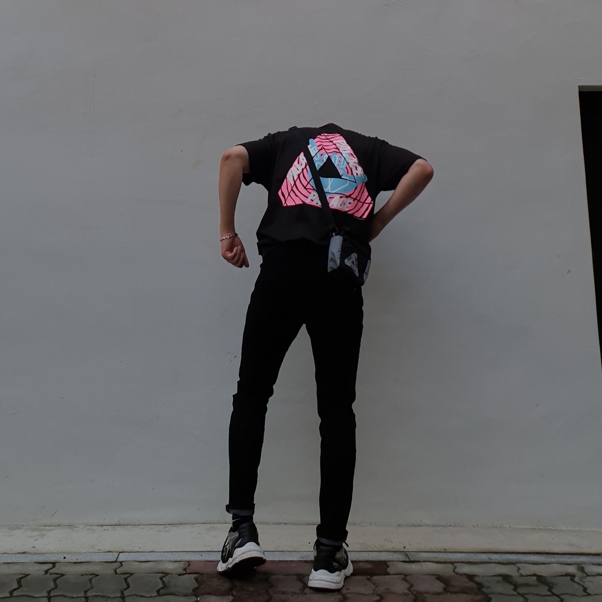 Palace Tri-Zooted Shakka T-Shirt Black - 20FW, Palace Ballistic Shot Bag Black - 20FW 착용 스타일