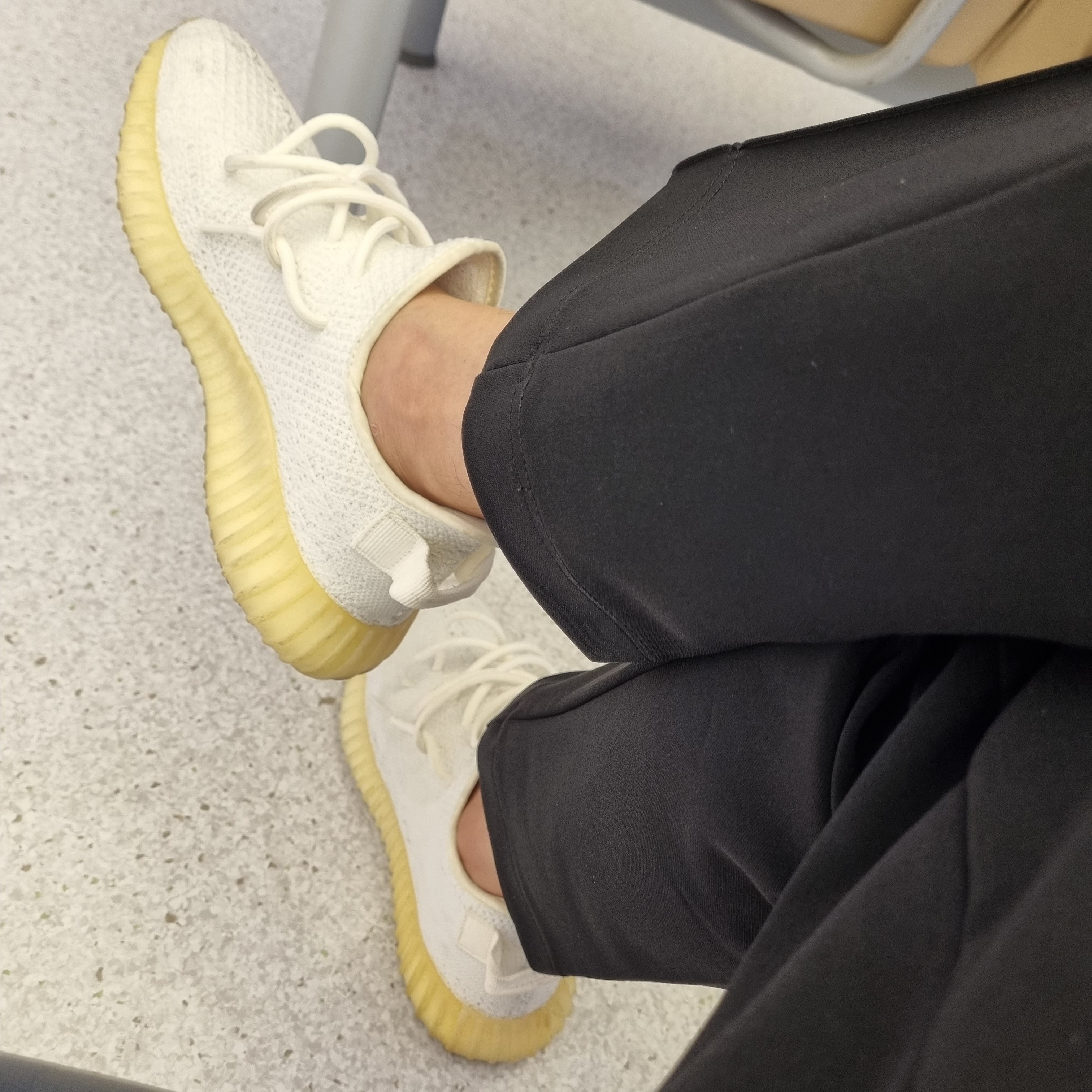 Adidas Yeezy Boost 350 V2 Cream/Triple White 착용 스타일