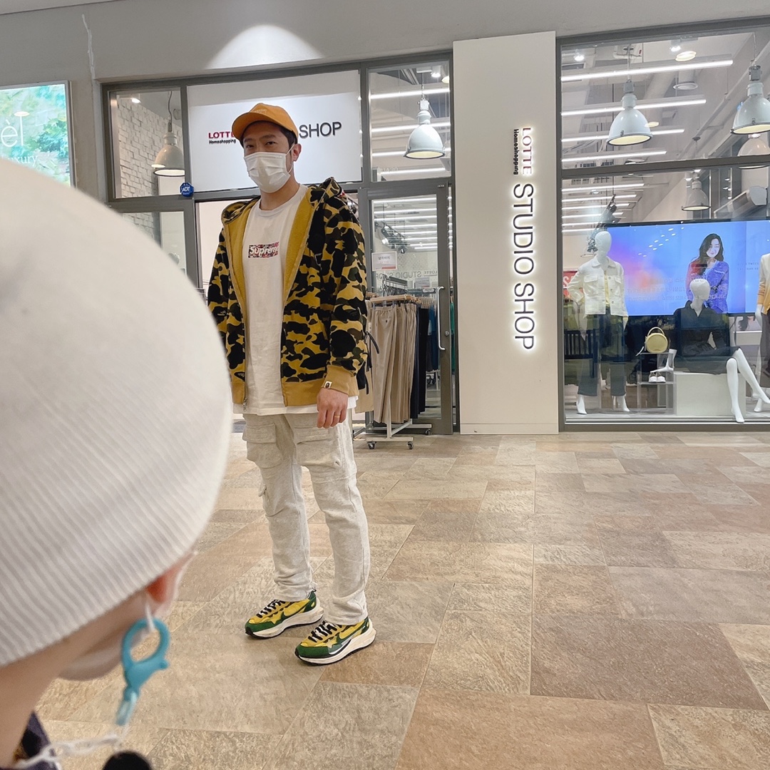 Supreme x Murakami Takashi COVID-19 Relief Box Logo T-Shirt White - 20SS, Nike x Sacai VaporWaffle Tour Yellow & Gorge Green Sail 착용 스타일