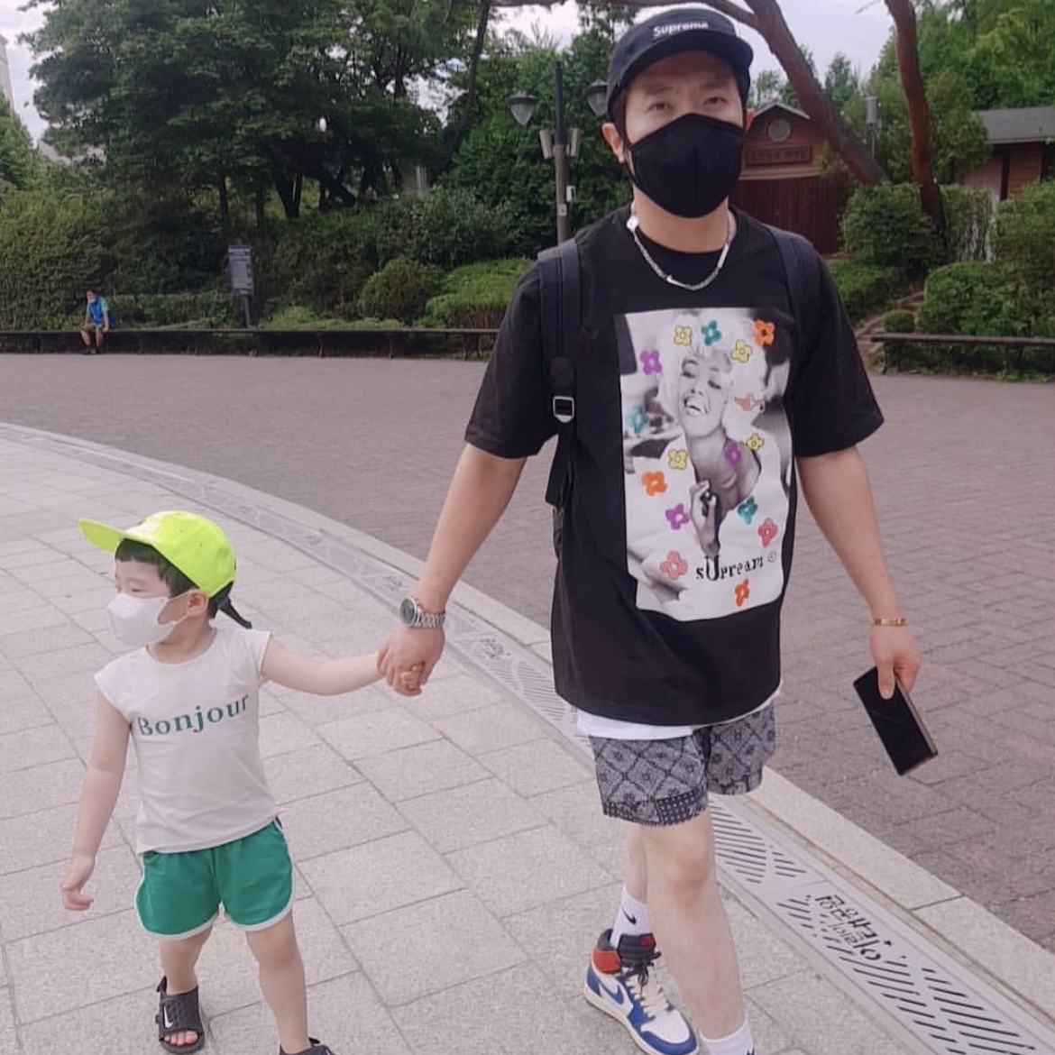 Supreme Dry Wax Cotton Camp Cap Black - 20FW, Supreme Naomi T-Shirt Black - 20SS 착용 스타일