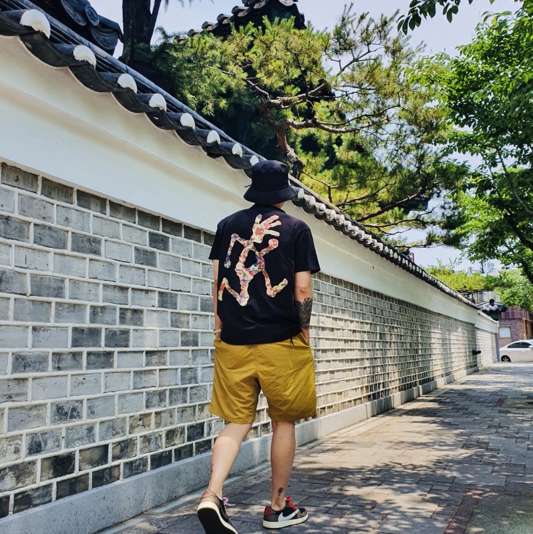 Jordan 1 x Travis Scott Retro Low OG SP Mocha 착용 스타일 - 1