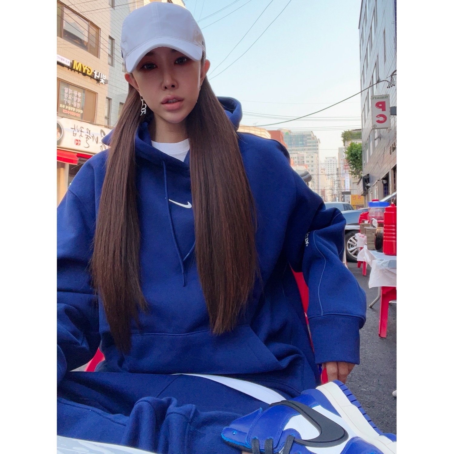 Nike x Drake Nocta Cardinal Stock Essential Hoodie Navy - Asia, Nike x Ambush Dunk High Deep Royal Blue 착용 스타일 - 1