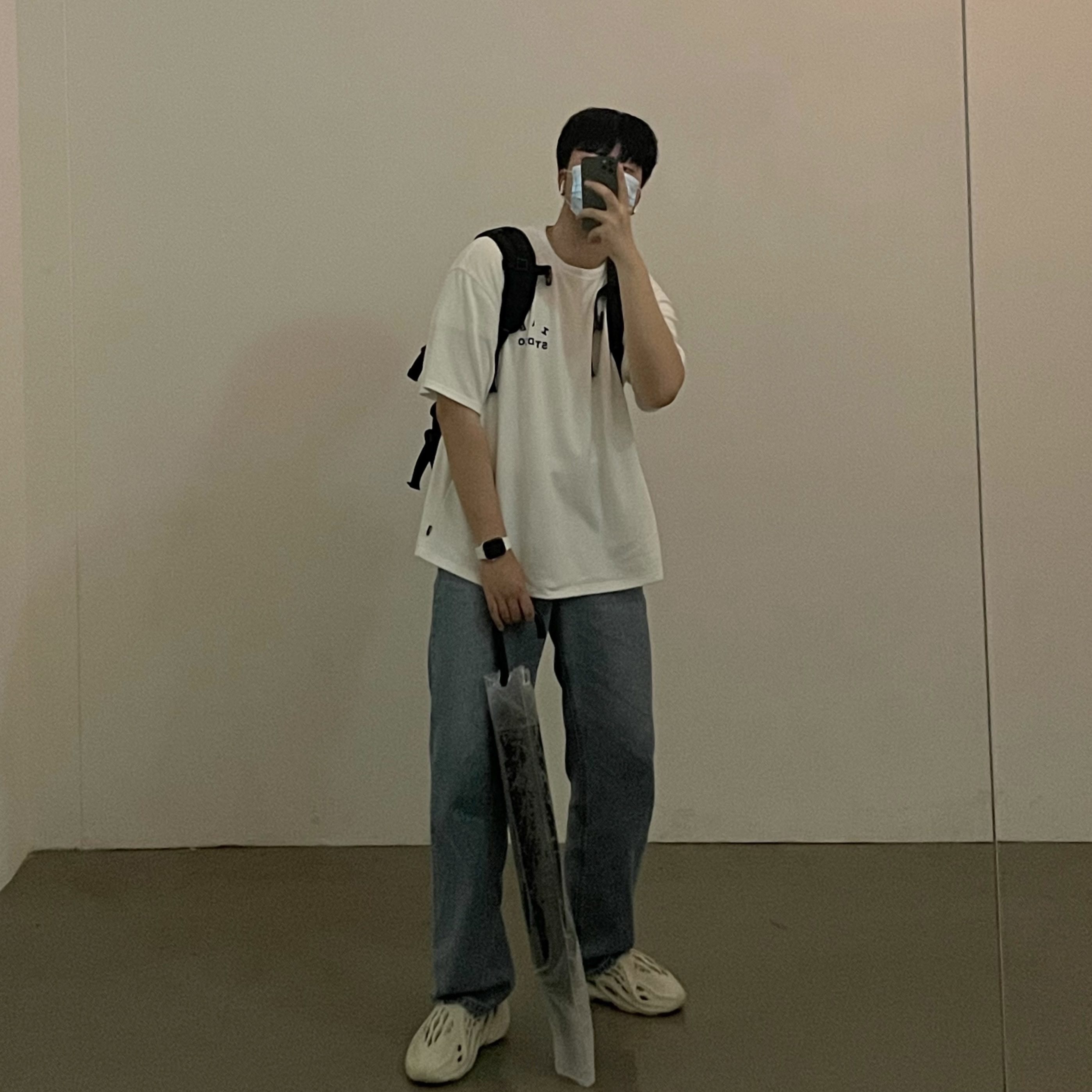 IAB Studio T-Shirt White, Adidas Yeezy Foam RNNR Sand 착용 스타일 - 1