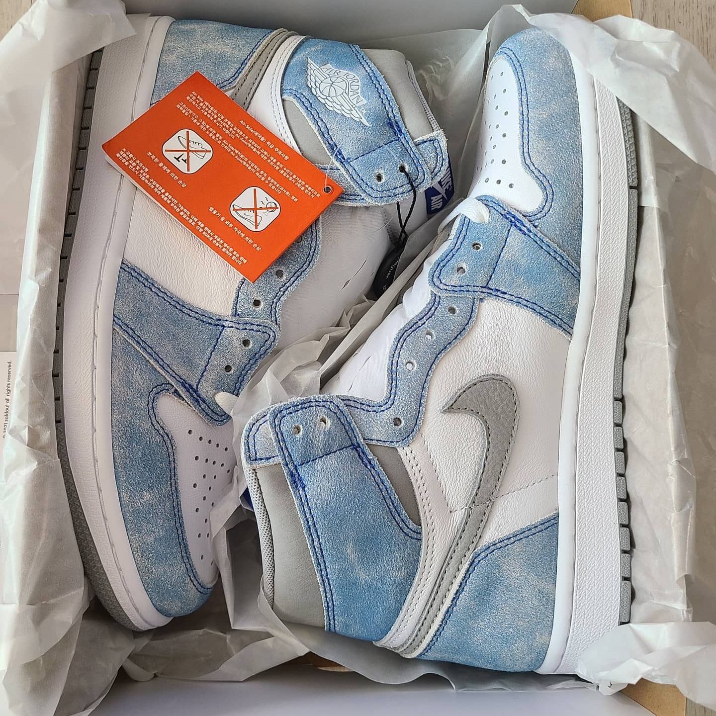 Jordan 1 Retro High OG Hyper Royal 착용 스타일 - 3