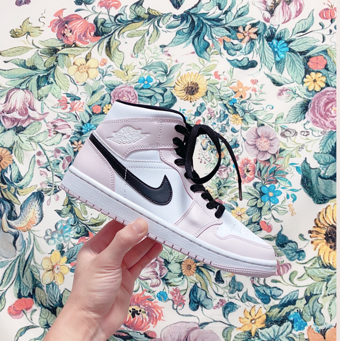 (W) Jordan 1 Mid Barely Rose 착용 스타일 - 1
