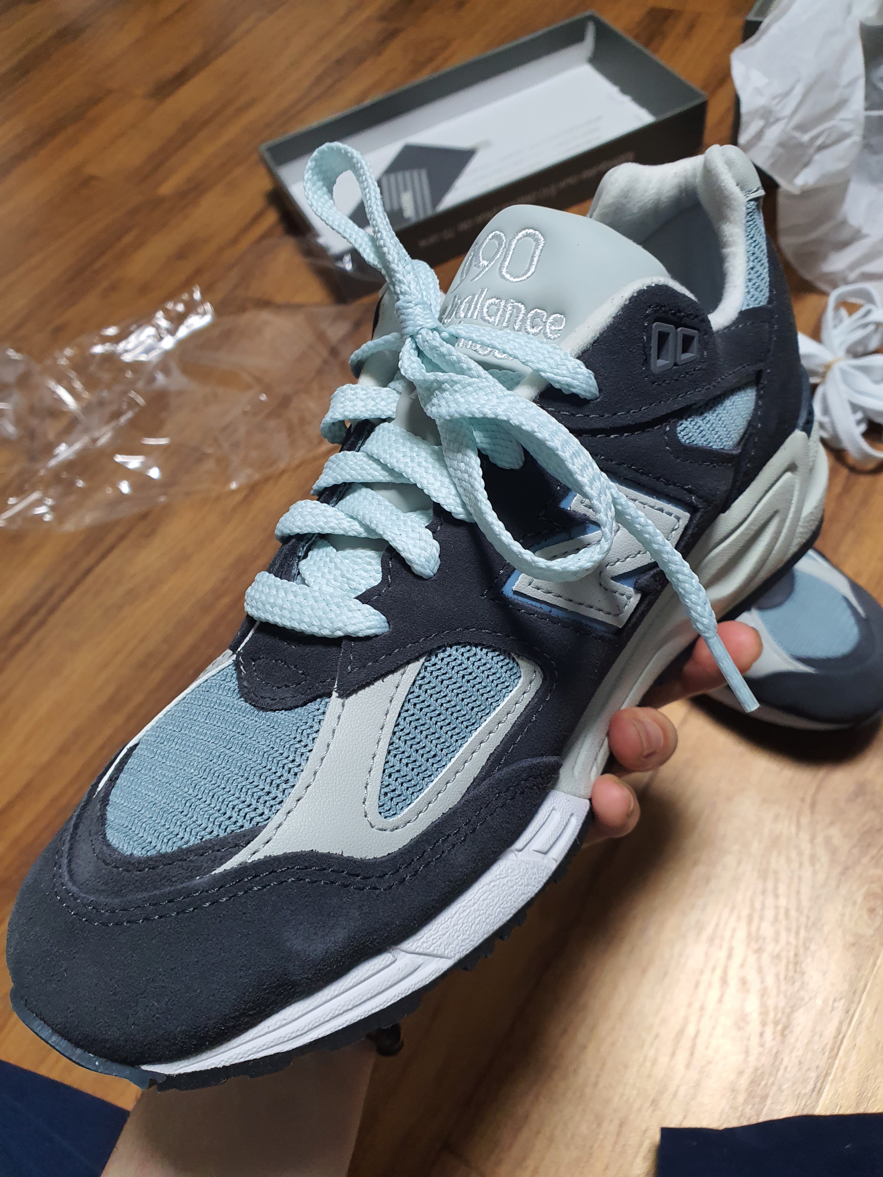 New Balance x Kith 990v2 CL Steel Blue 착용 스타일 - 3