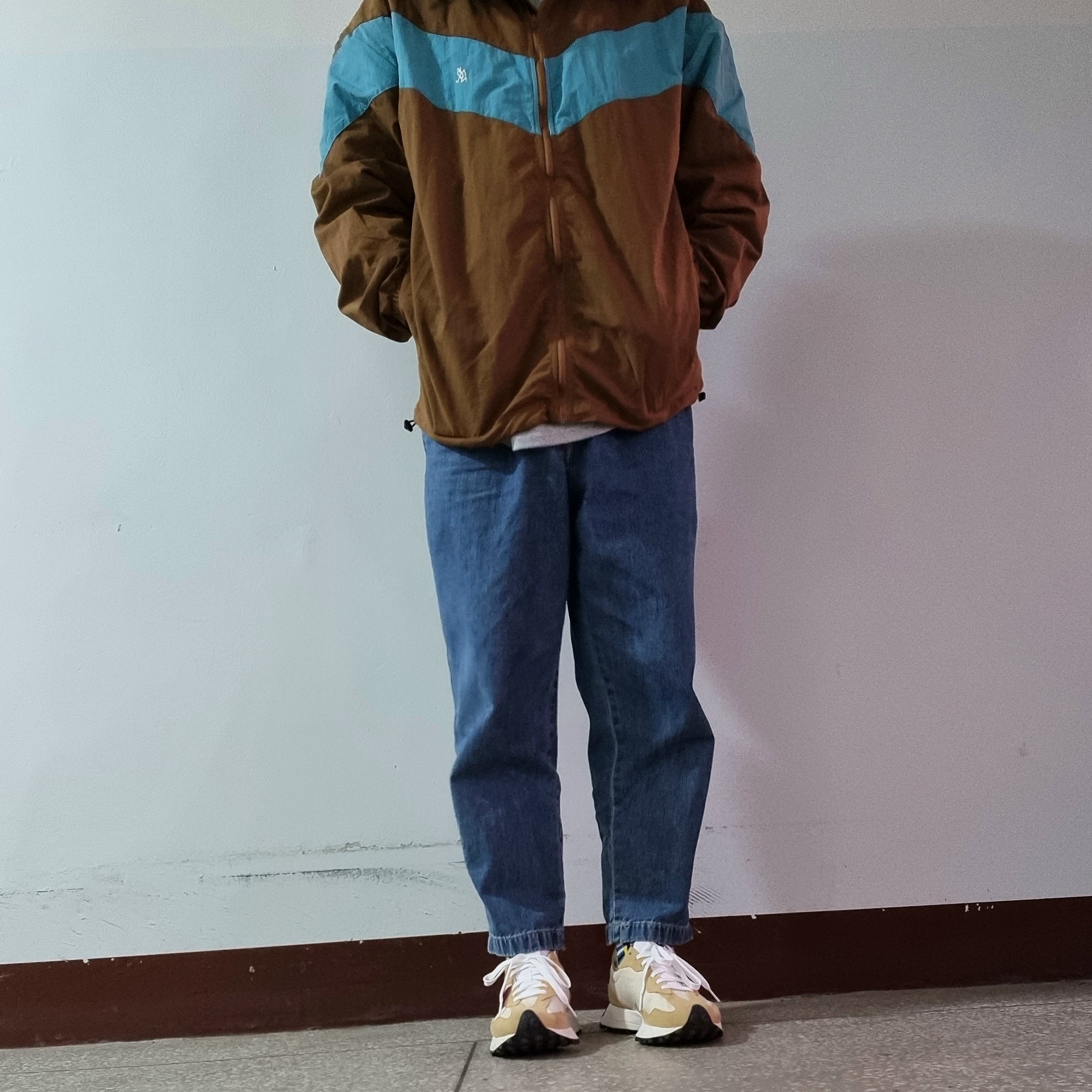 New Balance 327 Moonbeam Ghost Pepper 착용 스타일
