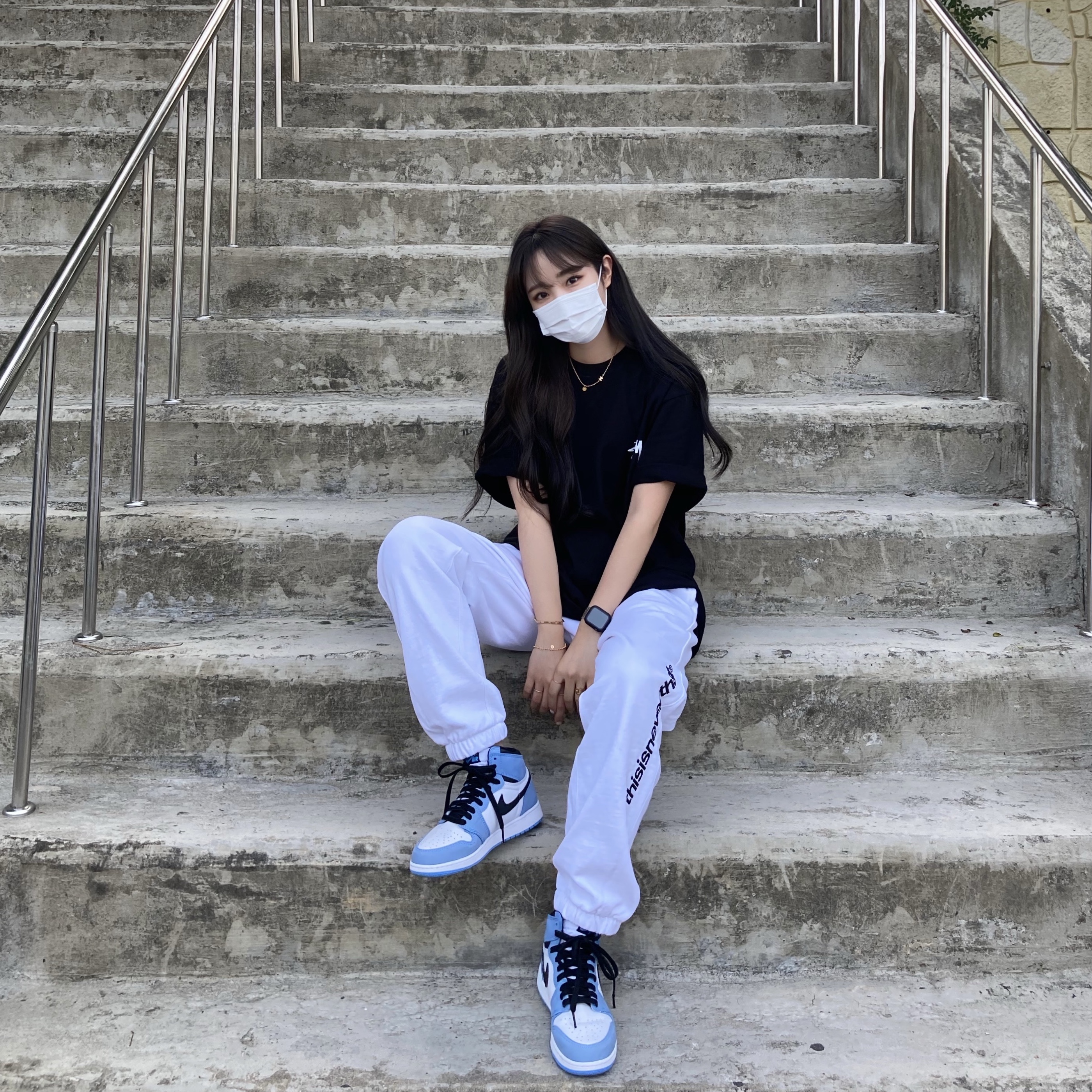 Stussy Reflection T-Shirt Black, (GS) Jordan 1 Retro High OG University Blue 착용 스타일 - 1