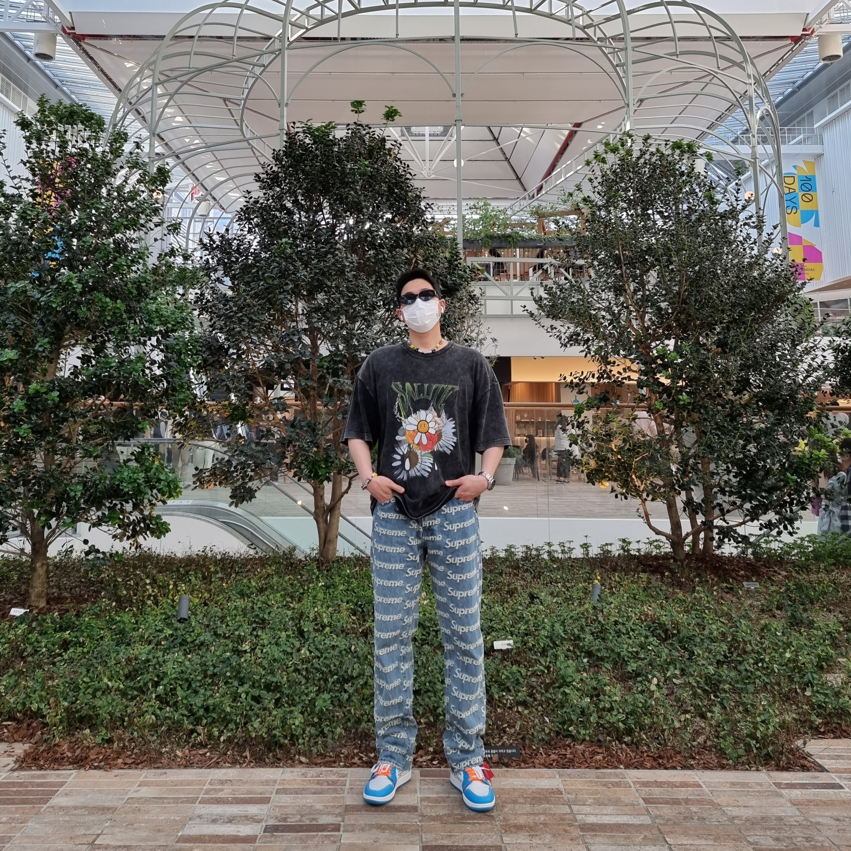 Jordan 1 x Off-White Retro High University Blue, Supreme Frayed Logos Regular Jean Blue - 21SS 착용 스타일 - 1