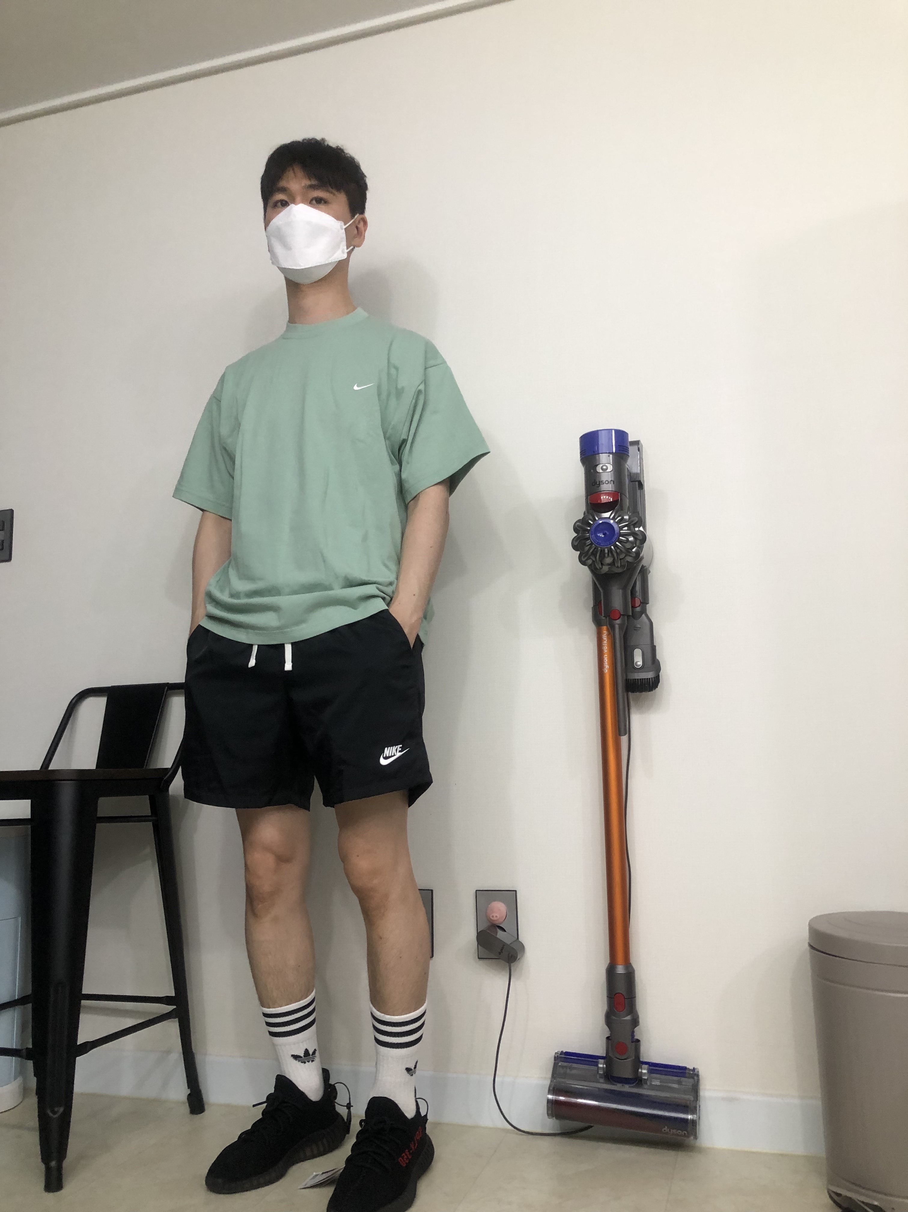 Nike NRG Solo Swoosh T-Shirt Steam - Asia, Adidas Yeezy Boost 350 V2 Black Red 2020 착용 스타일