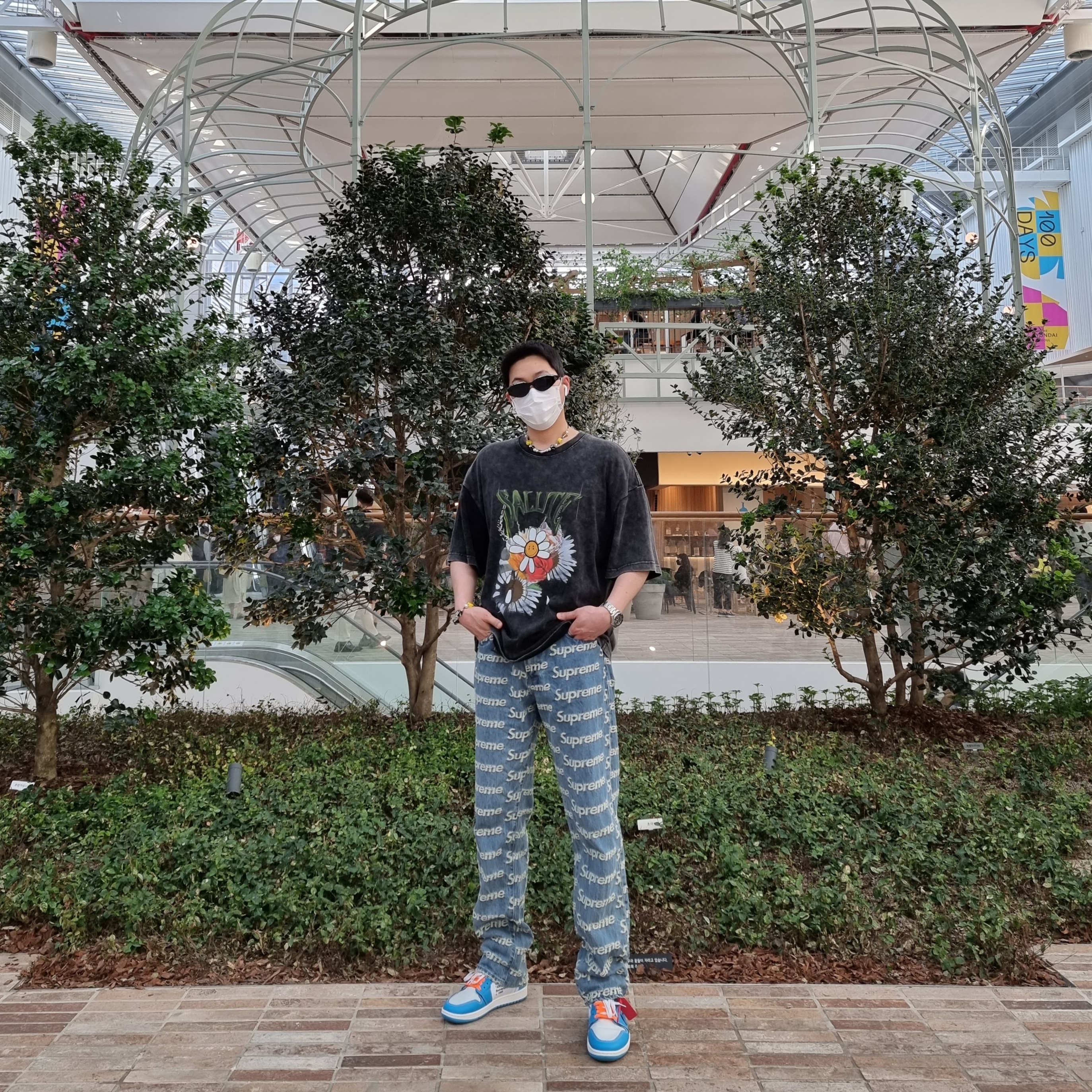 Jordan 1 x Off-White Retro High University Blue, Supreme Frayed Logos Regular Jean Blue - 21SS 착용 스타일 - 2