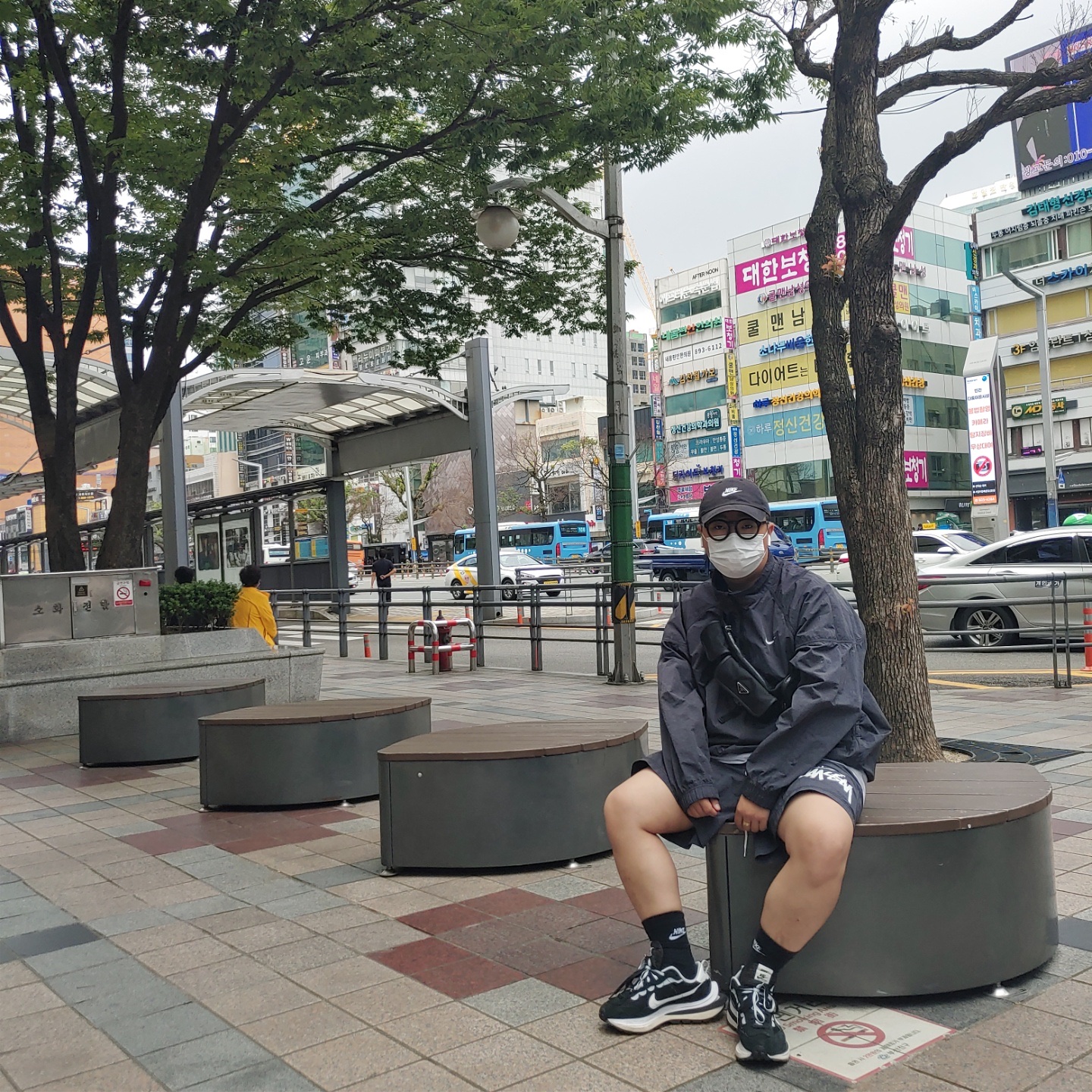 Nike x Stussy Water Shorts Off Noir, Nike x Stussy Windrunner Jacket Off Noir 착용 스타일