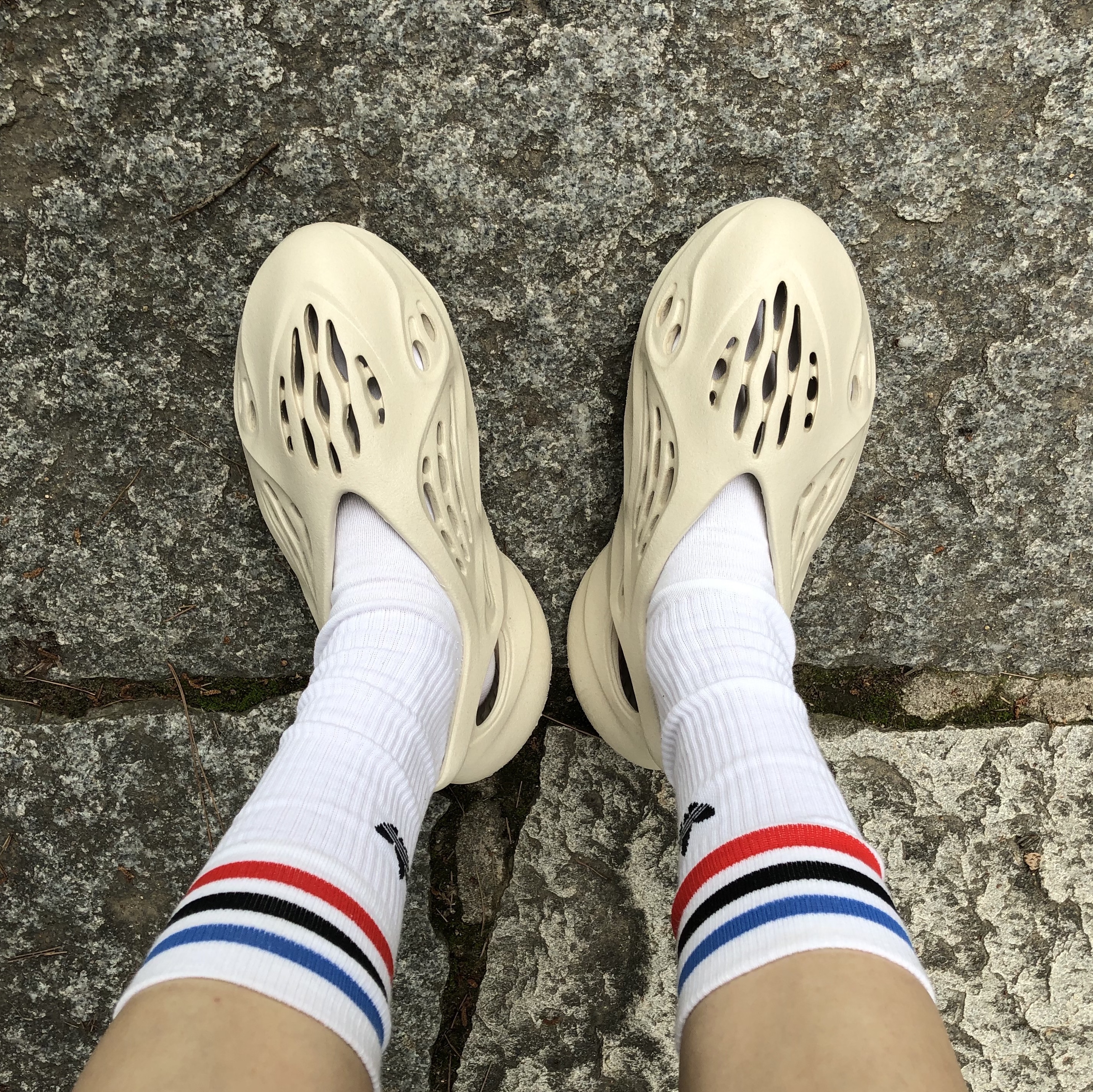 Adidas Yeezy Foam RNNR Sand 착용 스타일