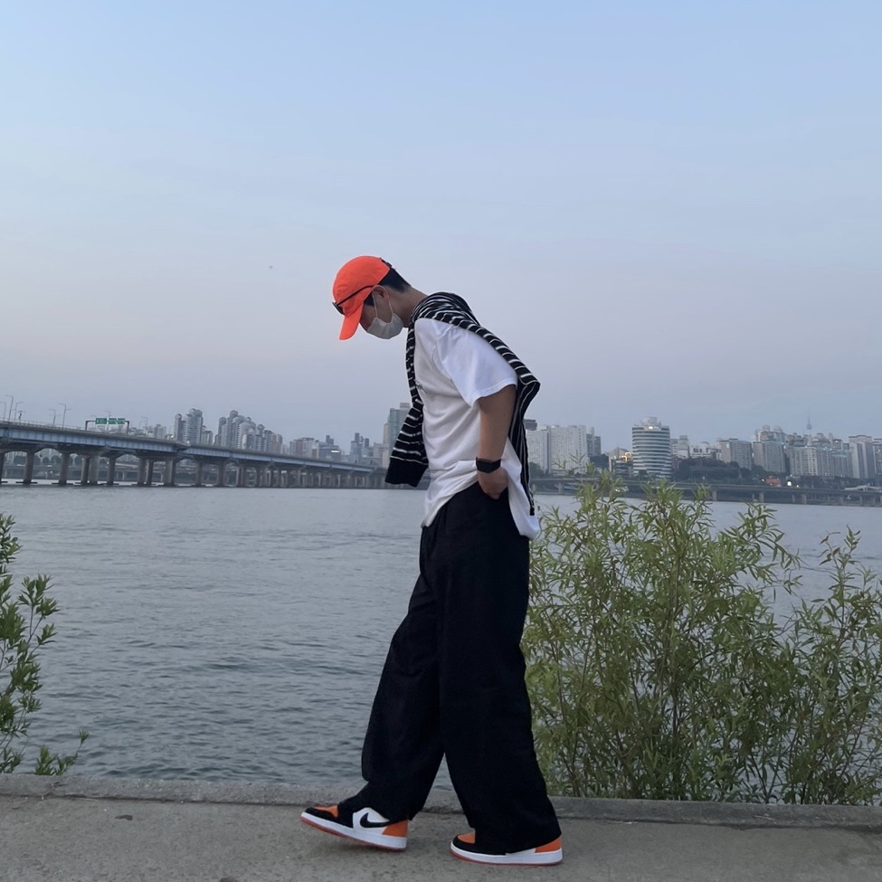 Jordan 1 Low Shattered Backboard, Stussy Stock DSM London T-Shirt White 착용 스타일