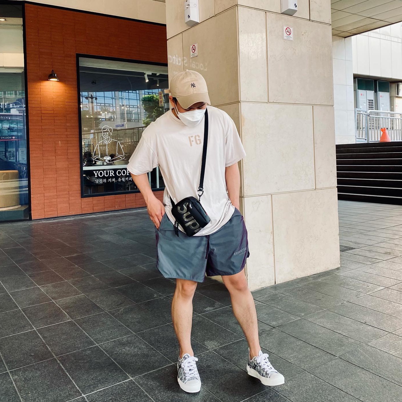 Dior B23 Low Dior Oblique White & Black, Essentials Volley Shorts Iridescent - 20SS 착용 스타일