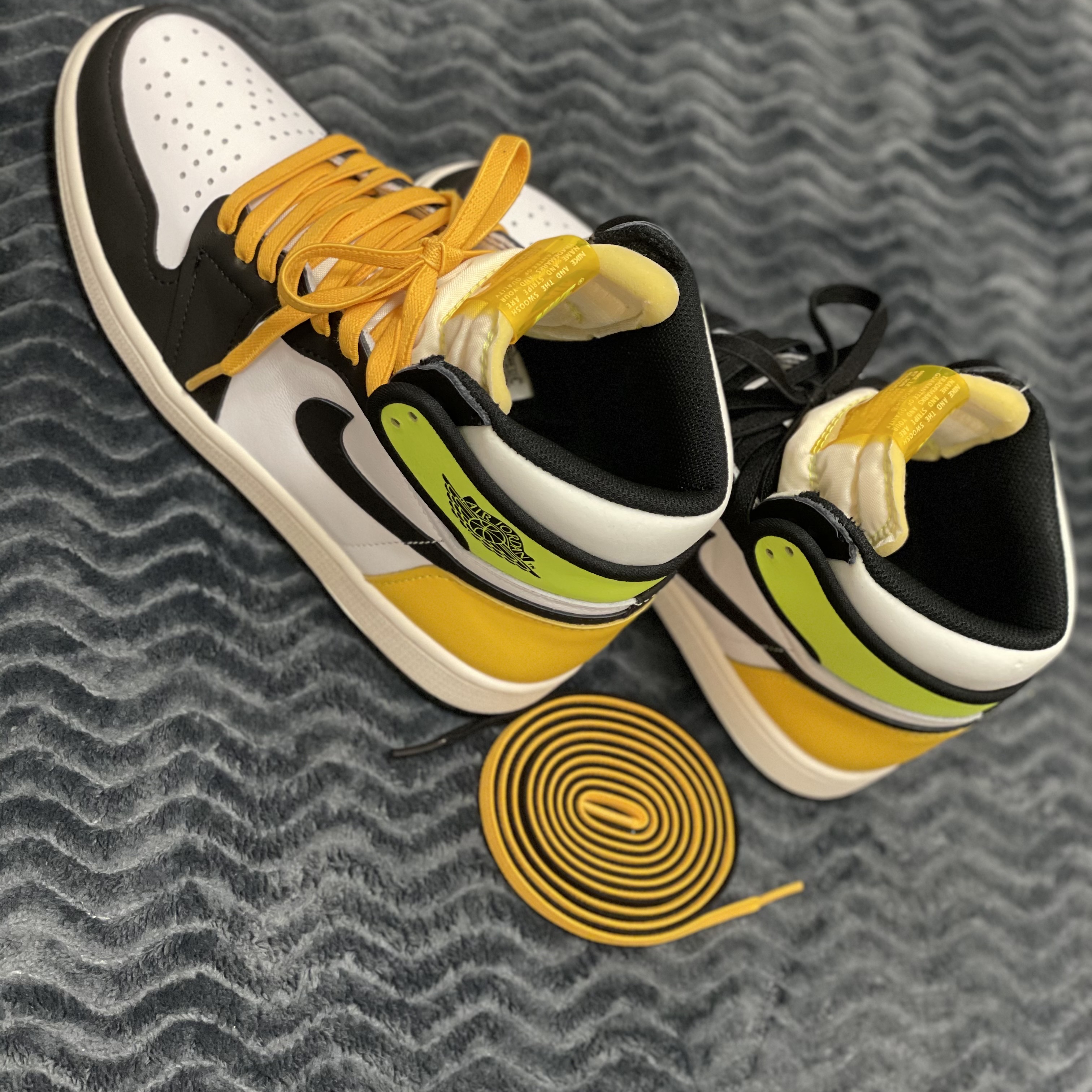 Jordan 1 Retro High OG Volt Gold 착용 스타일 - 4
