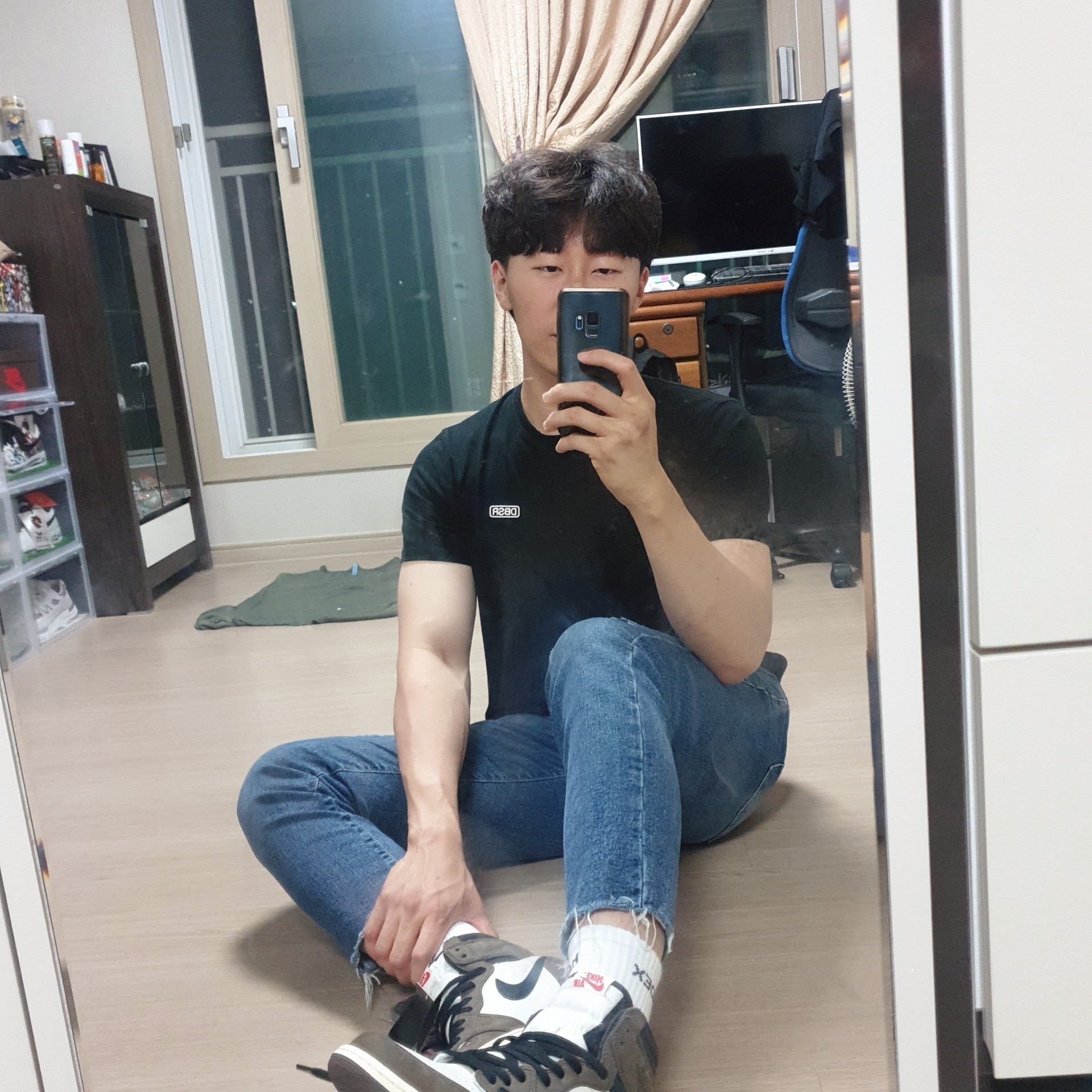 Jordan 1 x Travis Scott Retro High OG SP Mocha, Nike x Peaceminusone Air Force 1 Low Para-Noise 2.0 착용 스타일 - 1