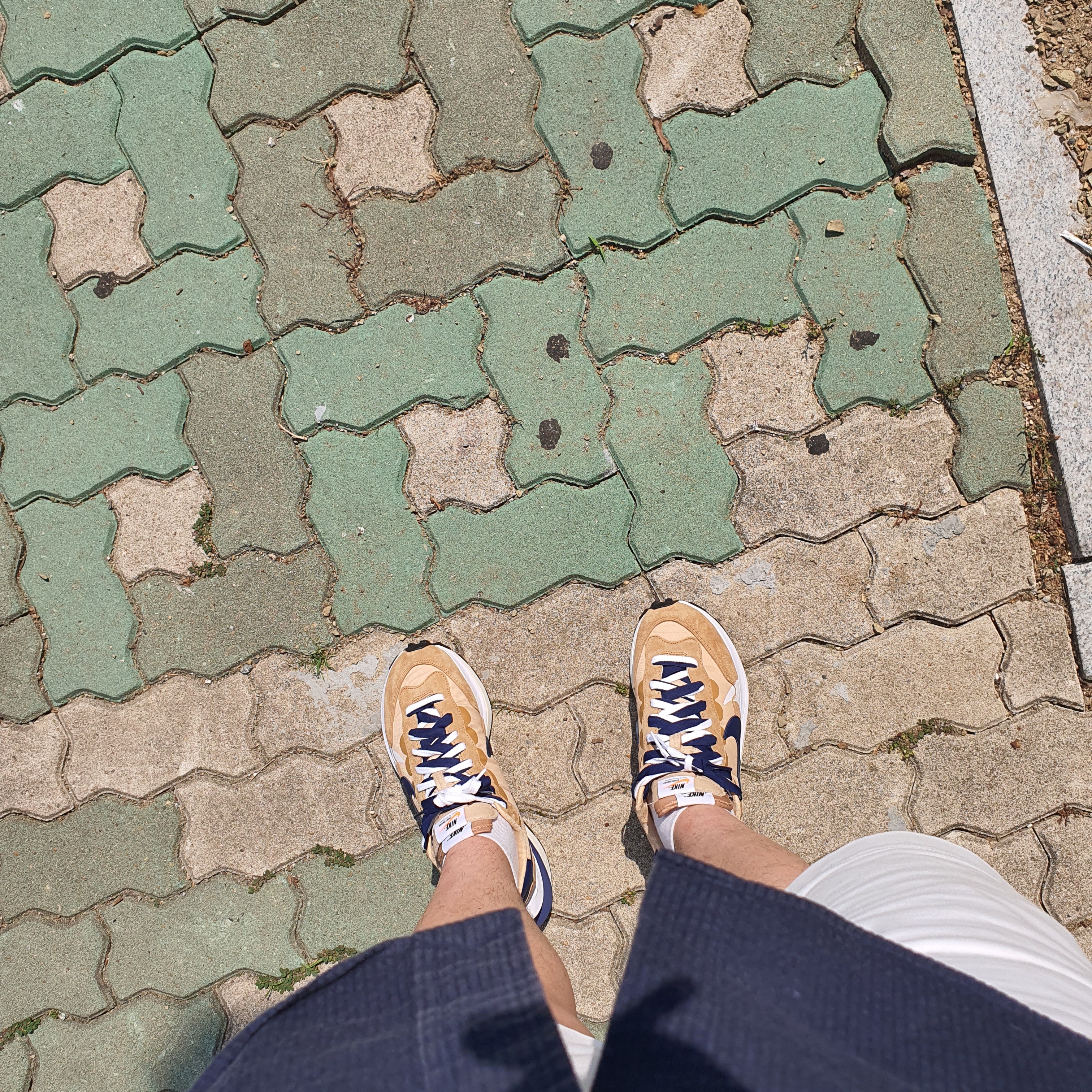 Nike x Sacai VaporWaffle Sesame and Blue Void 착용 스타일