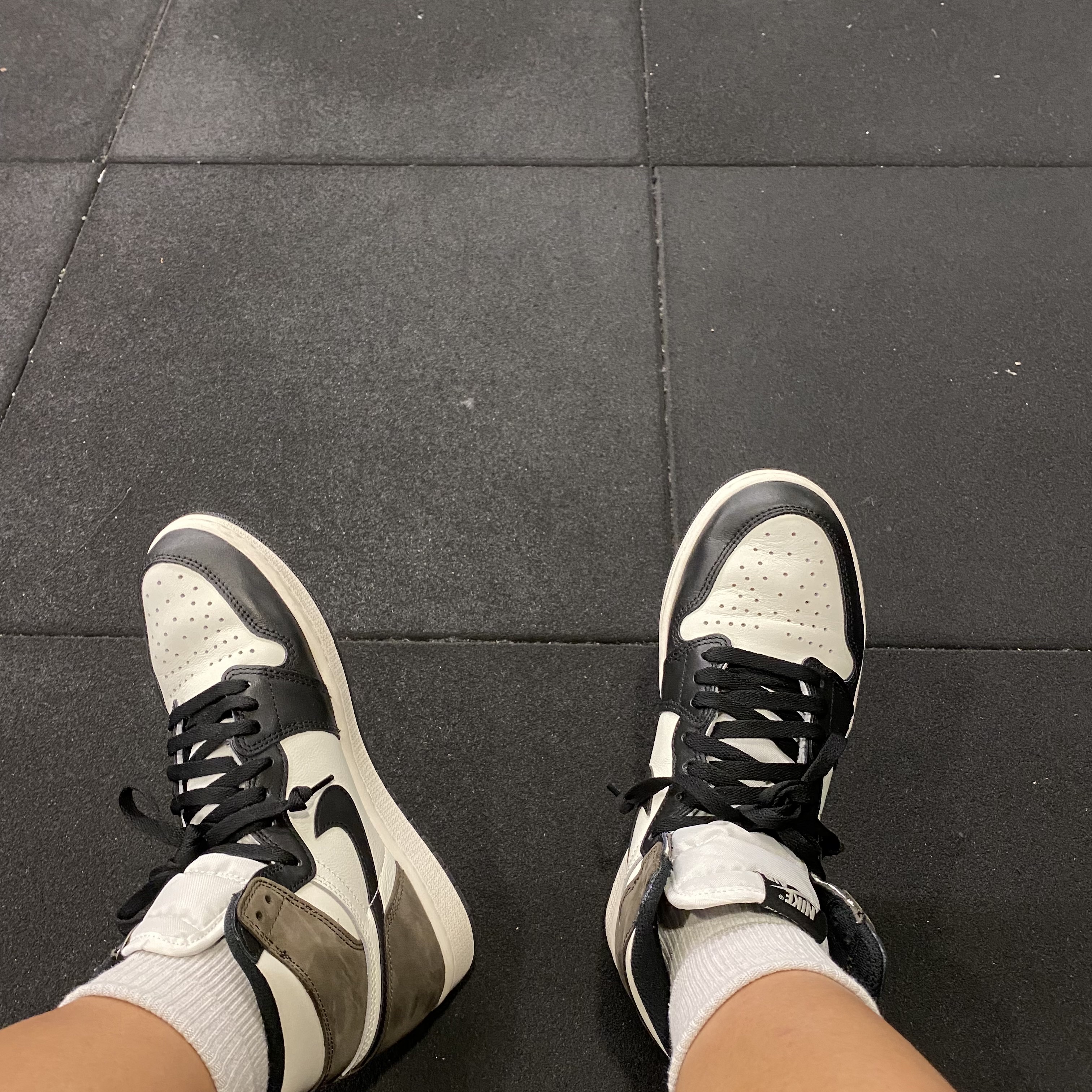 Jordan 1 Retro High OG Black Mocha 착용 스타일