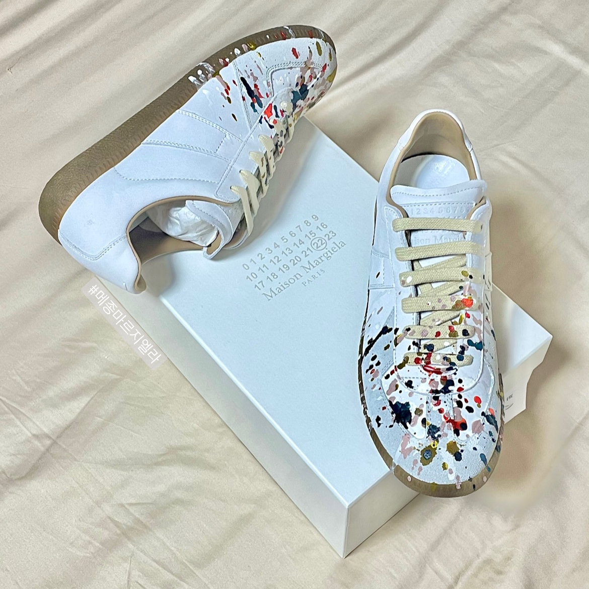 (W) Maison Margiela Replica Paint Drop Sneakers White 착용 스타일