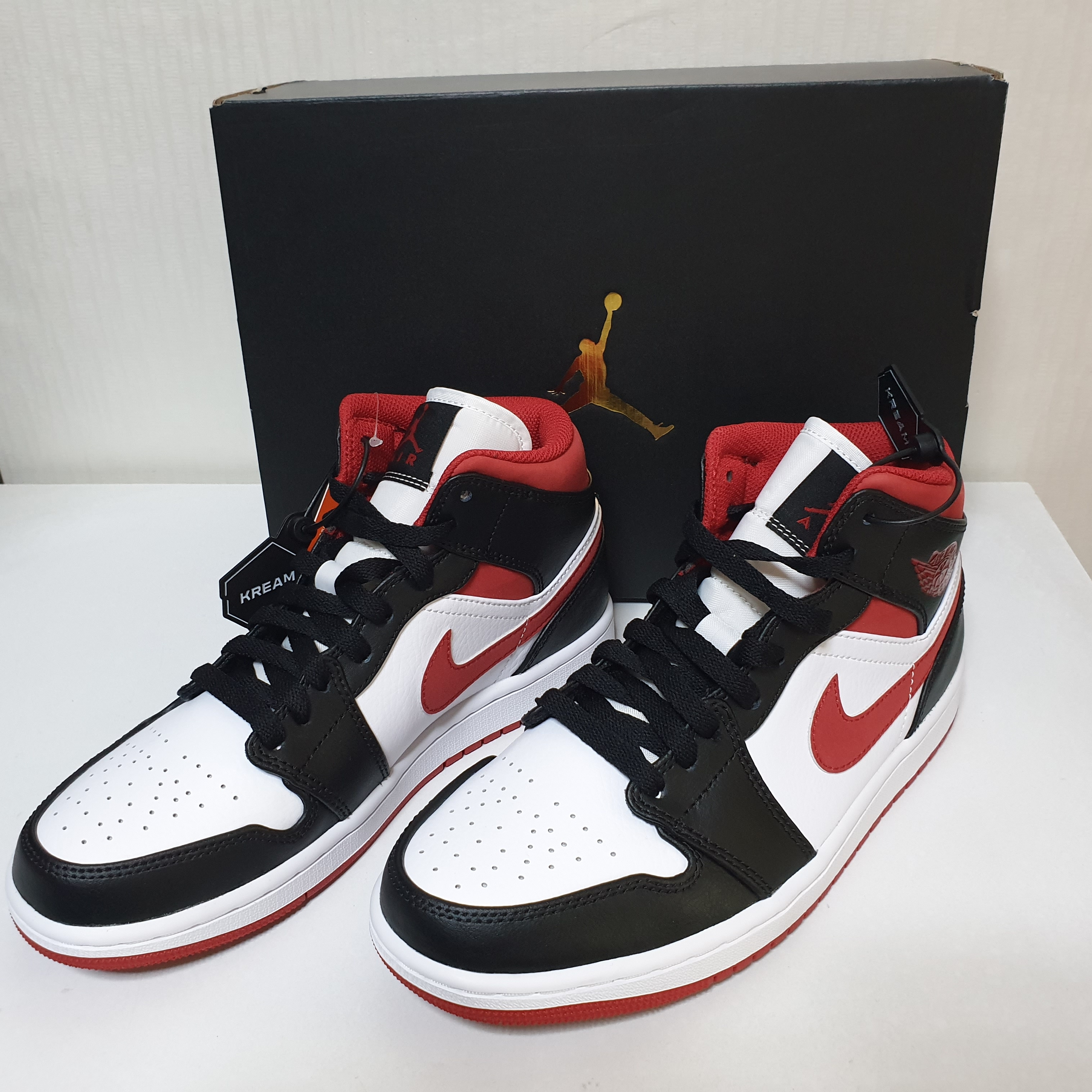 Jordan 1 Mid Gym Red Black White 착용 스타일 - 1