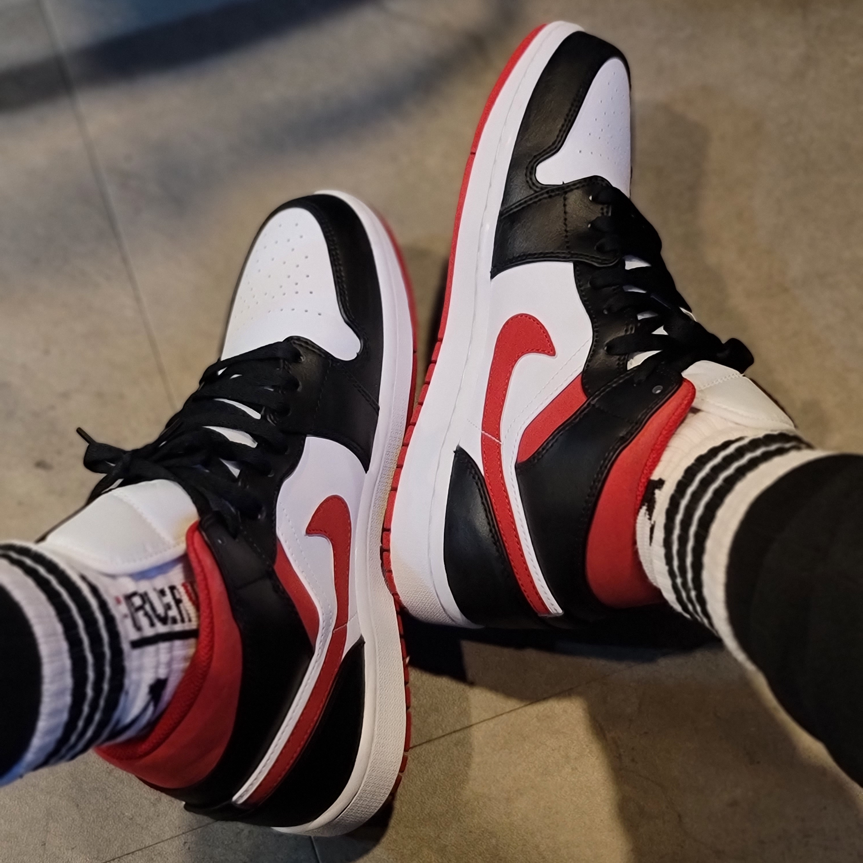 Jordan 1 Mid Gym Red Black White 착용 스타일