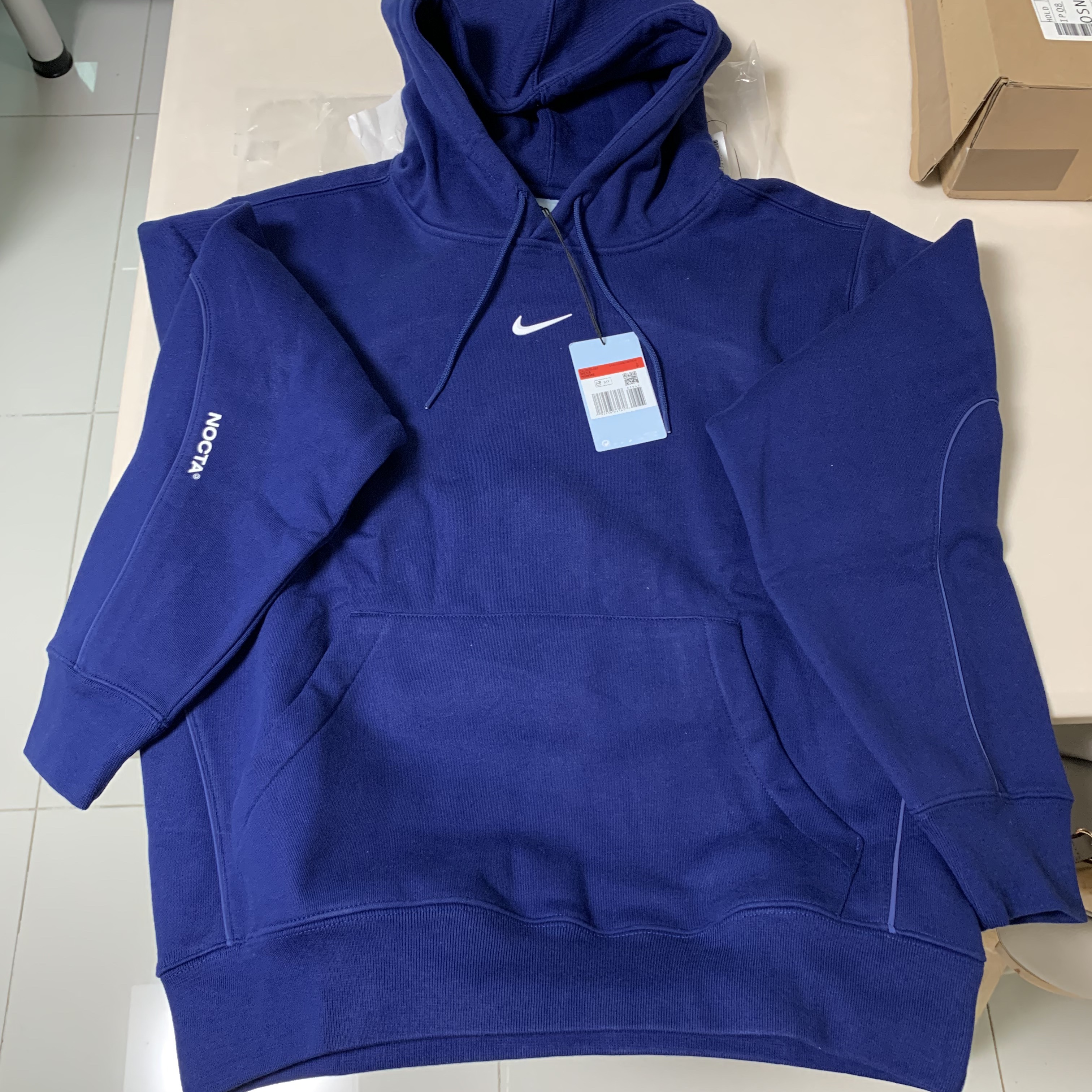 Nike x Drake Nocta Cardinal Stock Essential Hoodie Navy - US/EU, Nike x Drake Nocta Cardinal Stock Essential Hoodie Navy - Asia 착용 스타일 - 1