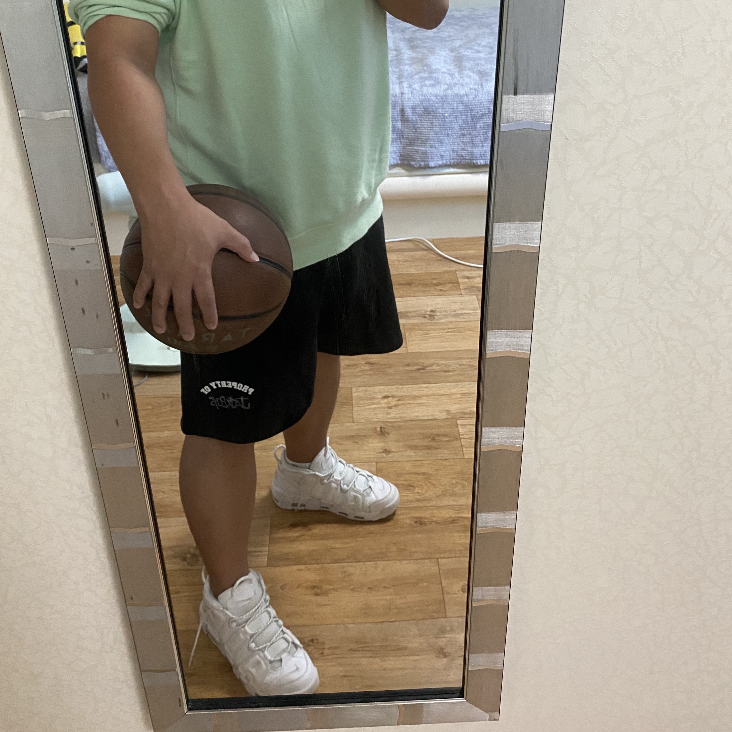 Nike Air More Uptempo Triple White 착용 스타일