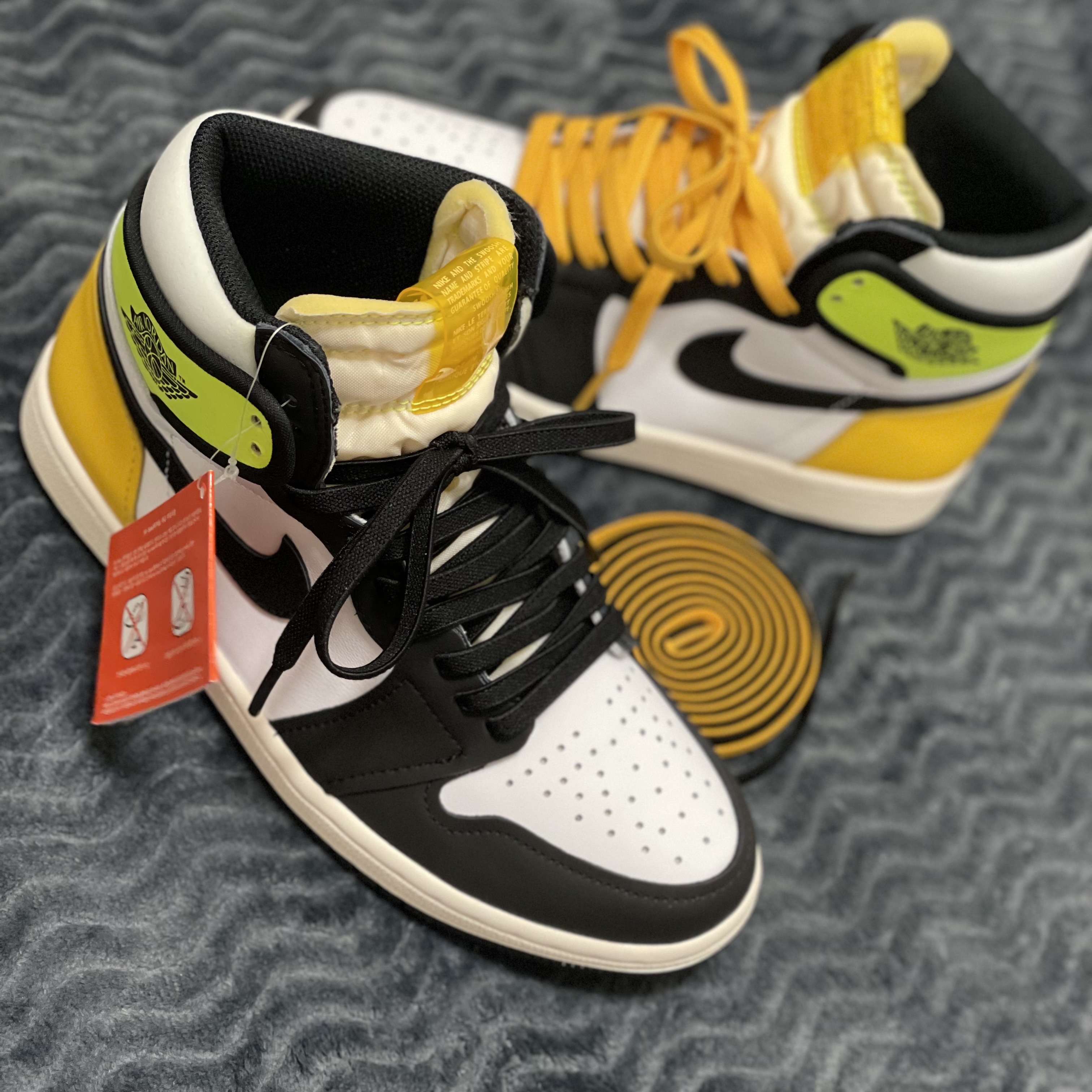 Jordan 1 Retro High OG Volt Gold 착용 스타일 - 1