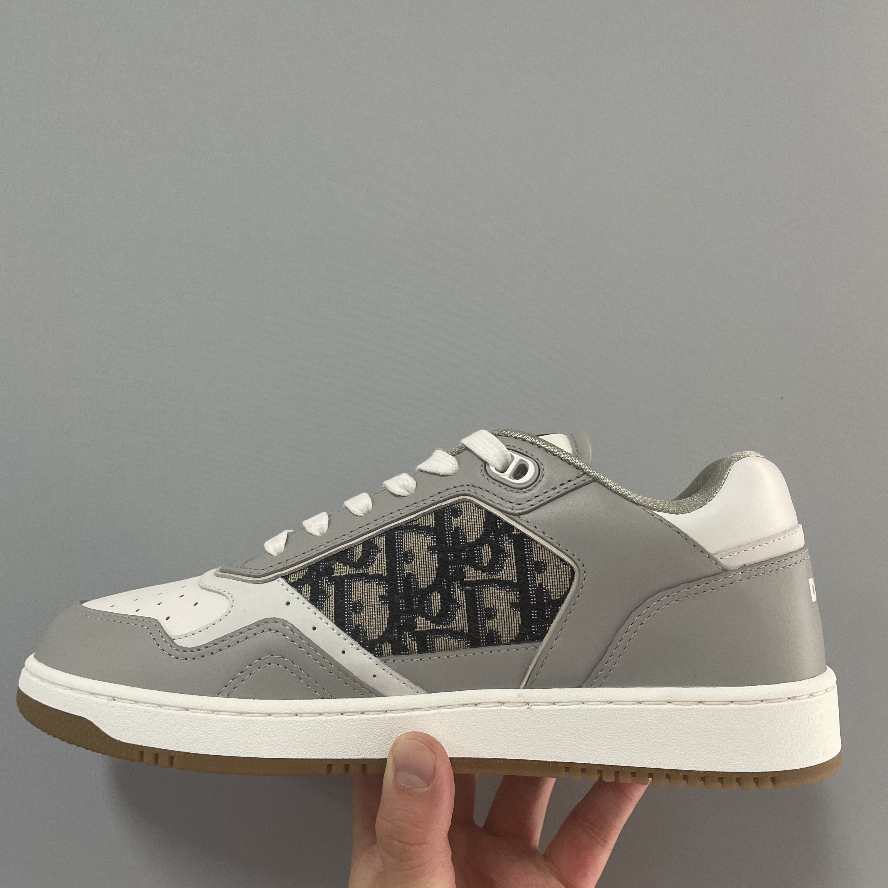 Dior B27 Low-Top Sneakers Gray 착용 스타일