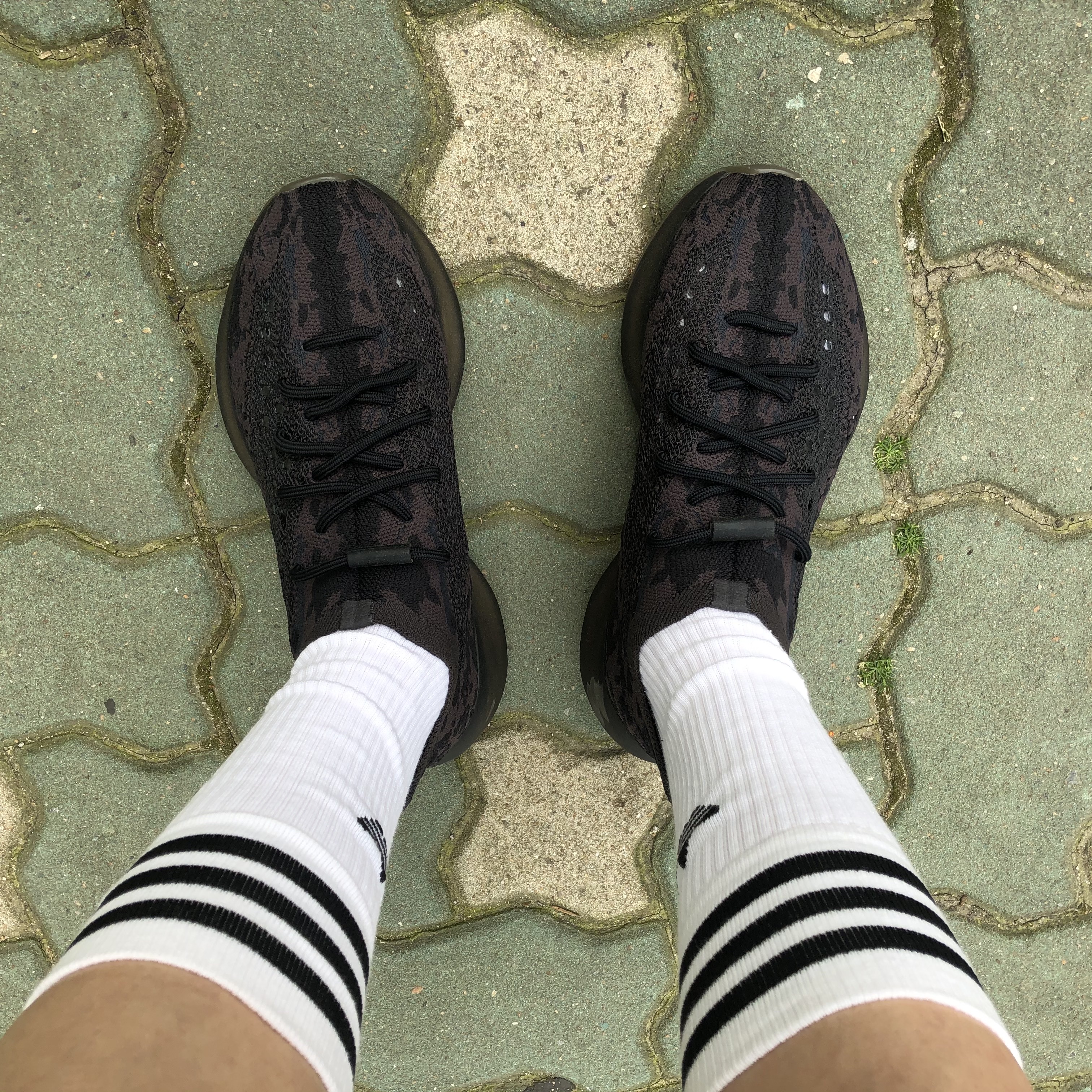 Adidas Yeezy Boost 380 Onyx - Non-Reflective 착용 스타일