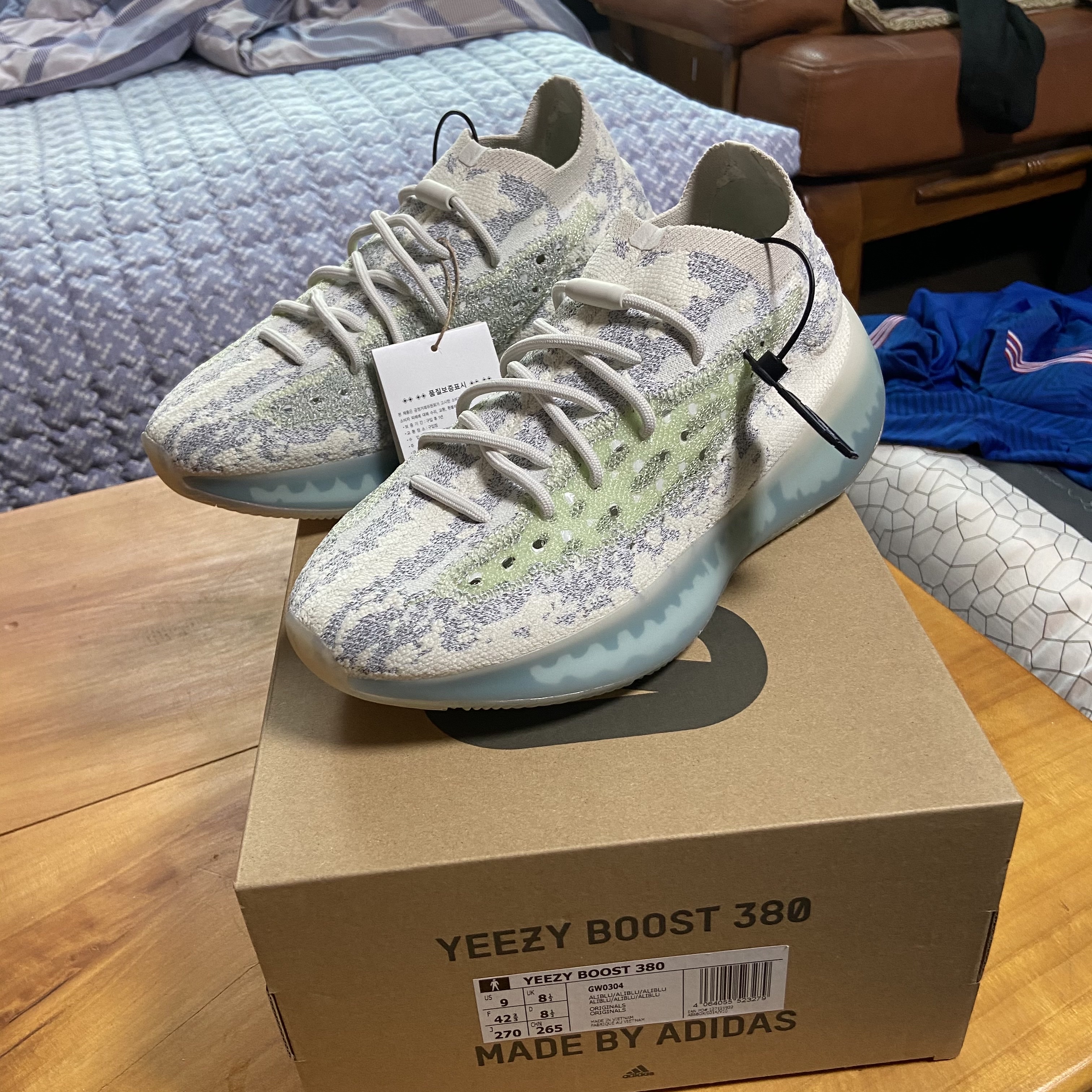 Adidas Yeezy Boost 380 Alien Blue - Reflective 착용 스타일