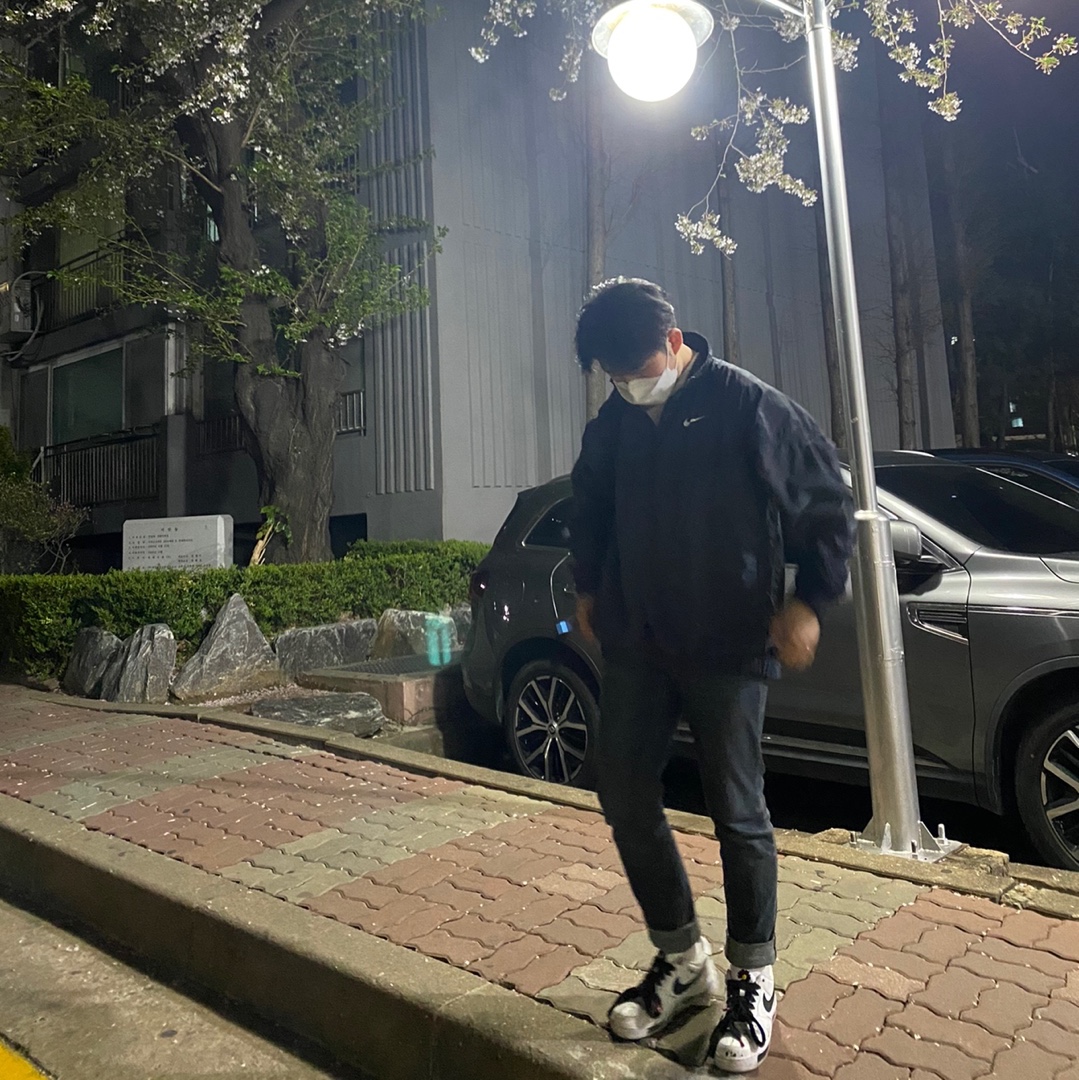 Nike x Stussy Windrunner Jacket Off Noir, Nike x Peaceminusone Air Force 1 Low Para-Noise 2.0 착용 스타일
