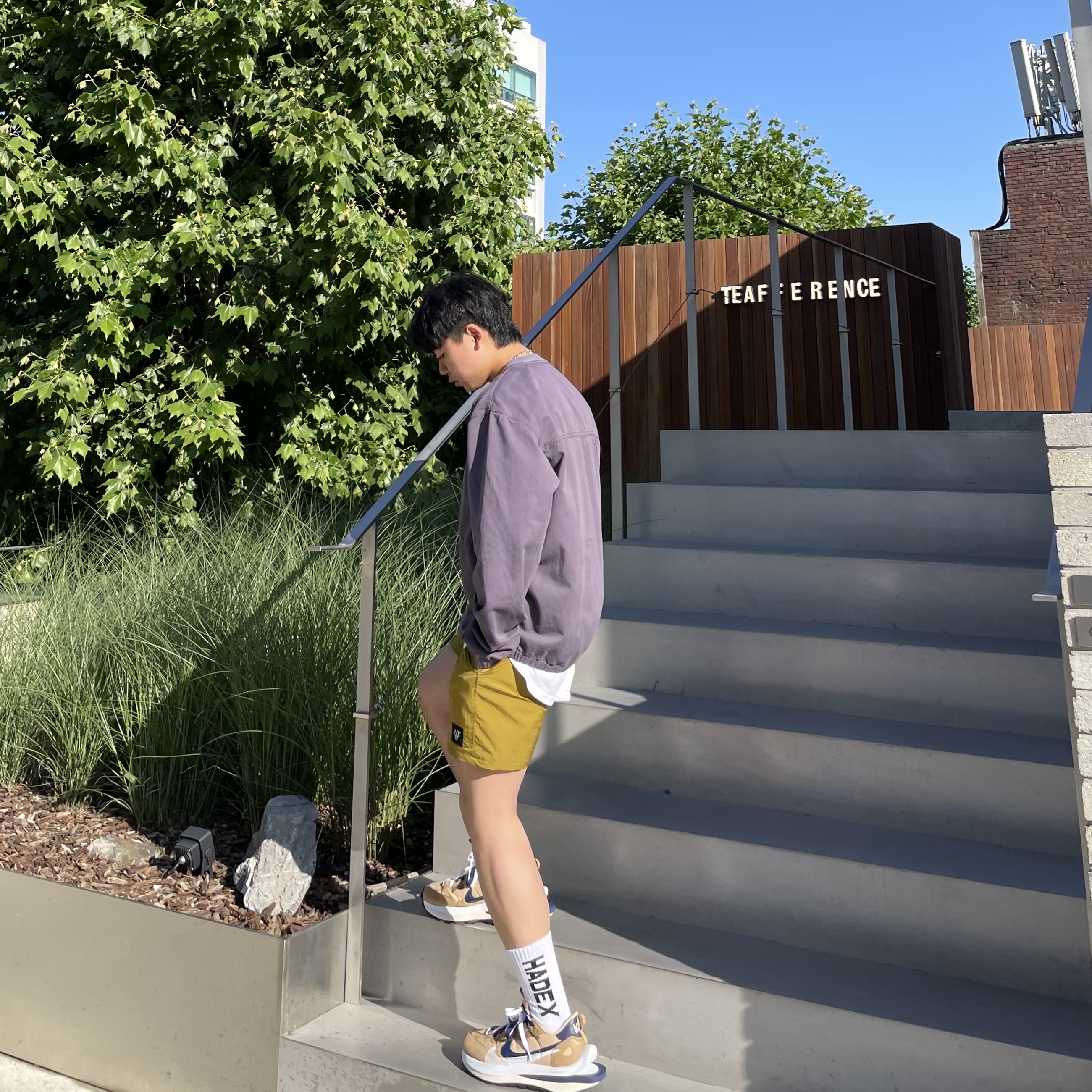 Nike x Sacai VaporWaffle Sesame and Blue Void 착용 스타일 - 4