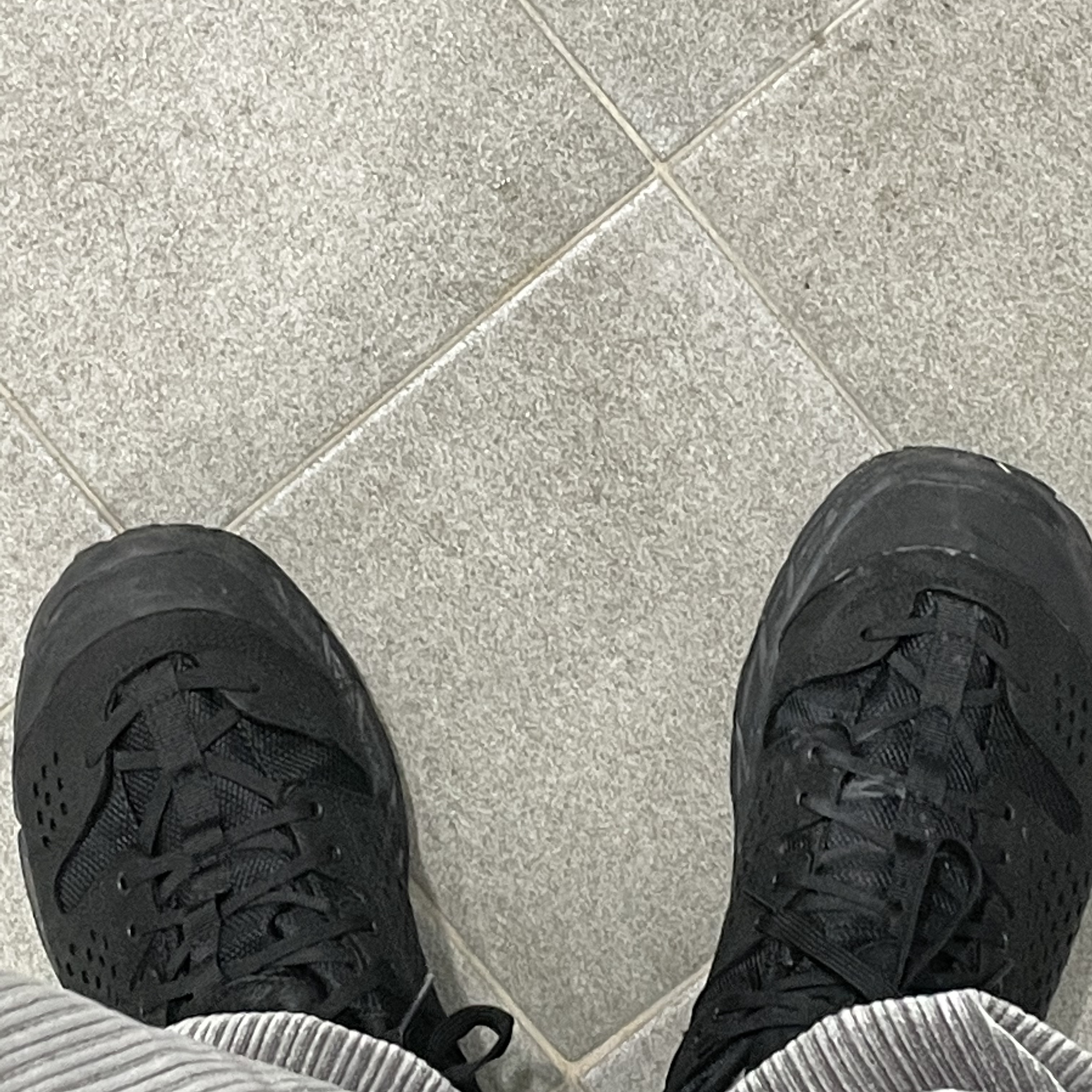 Hoka Tor Ultra Low WP JP Black 착용 스타일