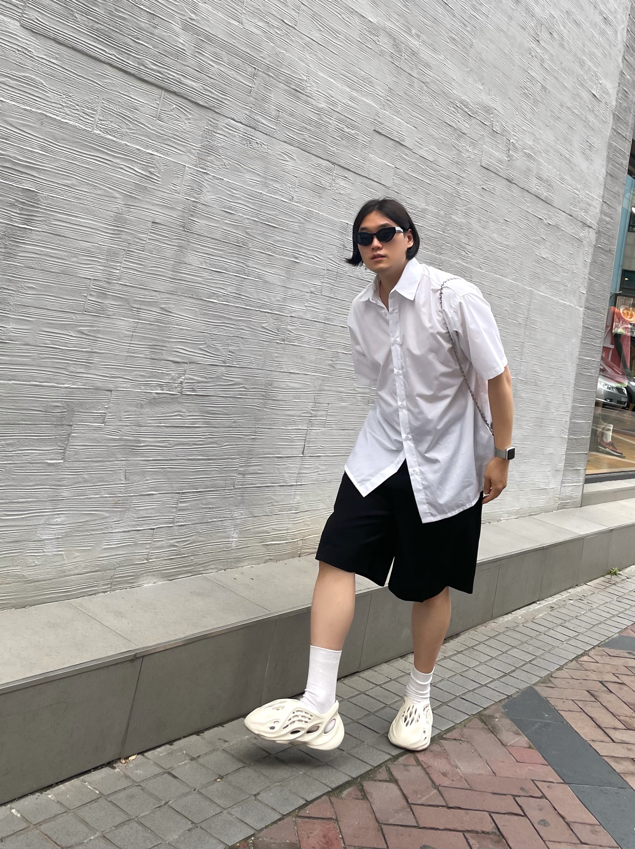 Adidas Yeezy Foam RNNR Sand 착용 스타일 - 2