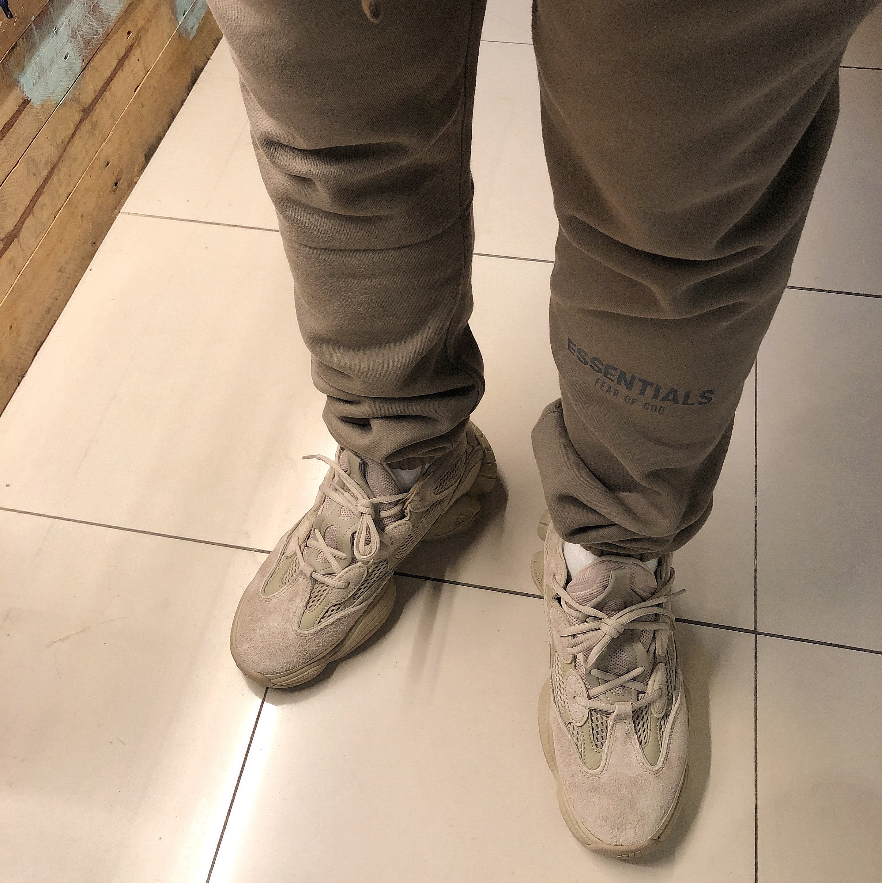 Adidas Yeezy 500 Taupe Light, Essentials Sweatpants Taupe - 21SS 착용 스타일 - 2