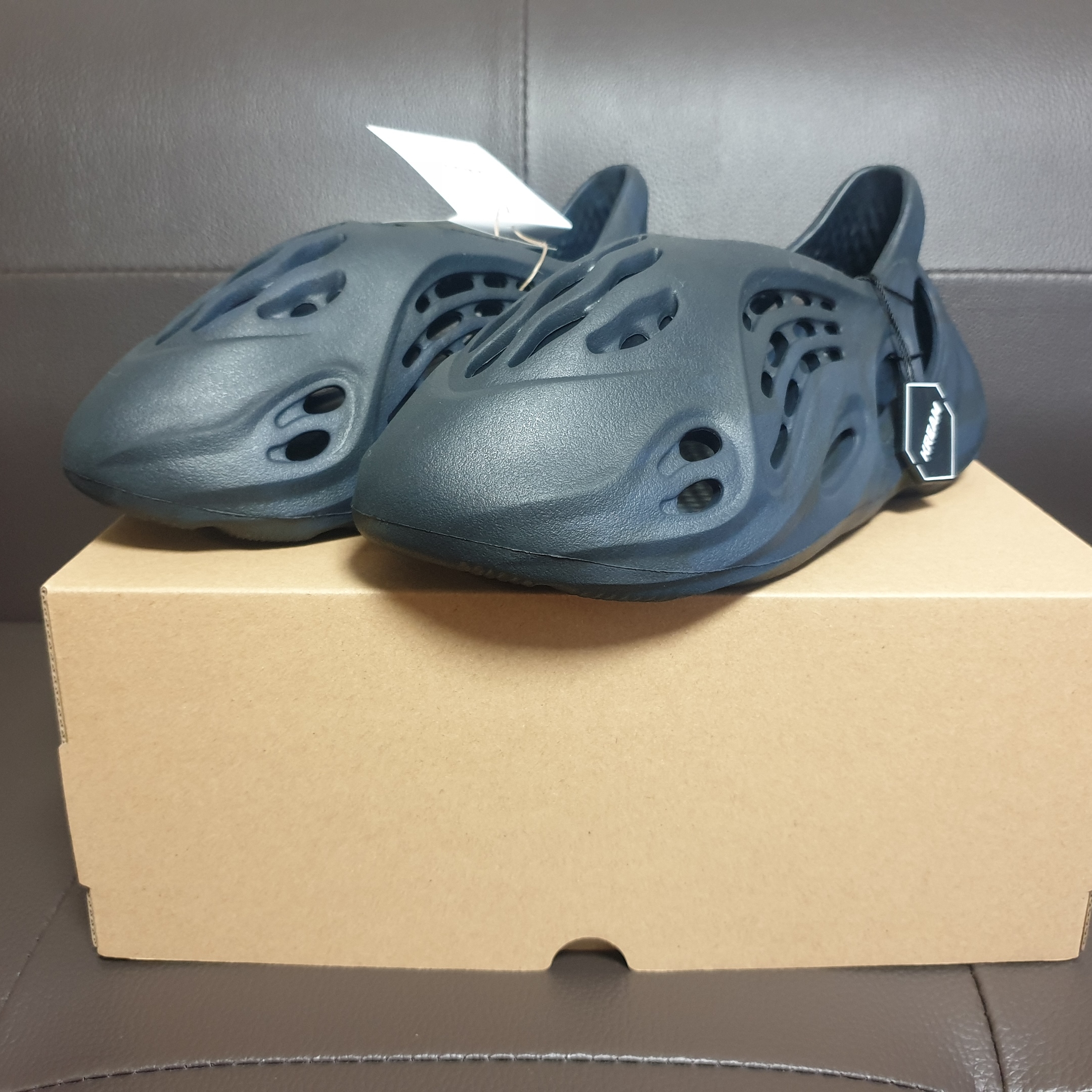 Adidas Yeezy Foam RNNR Mineral Blue 착용 스타일 - 4