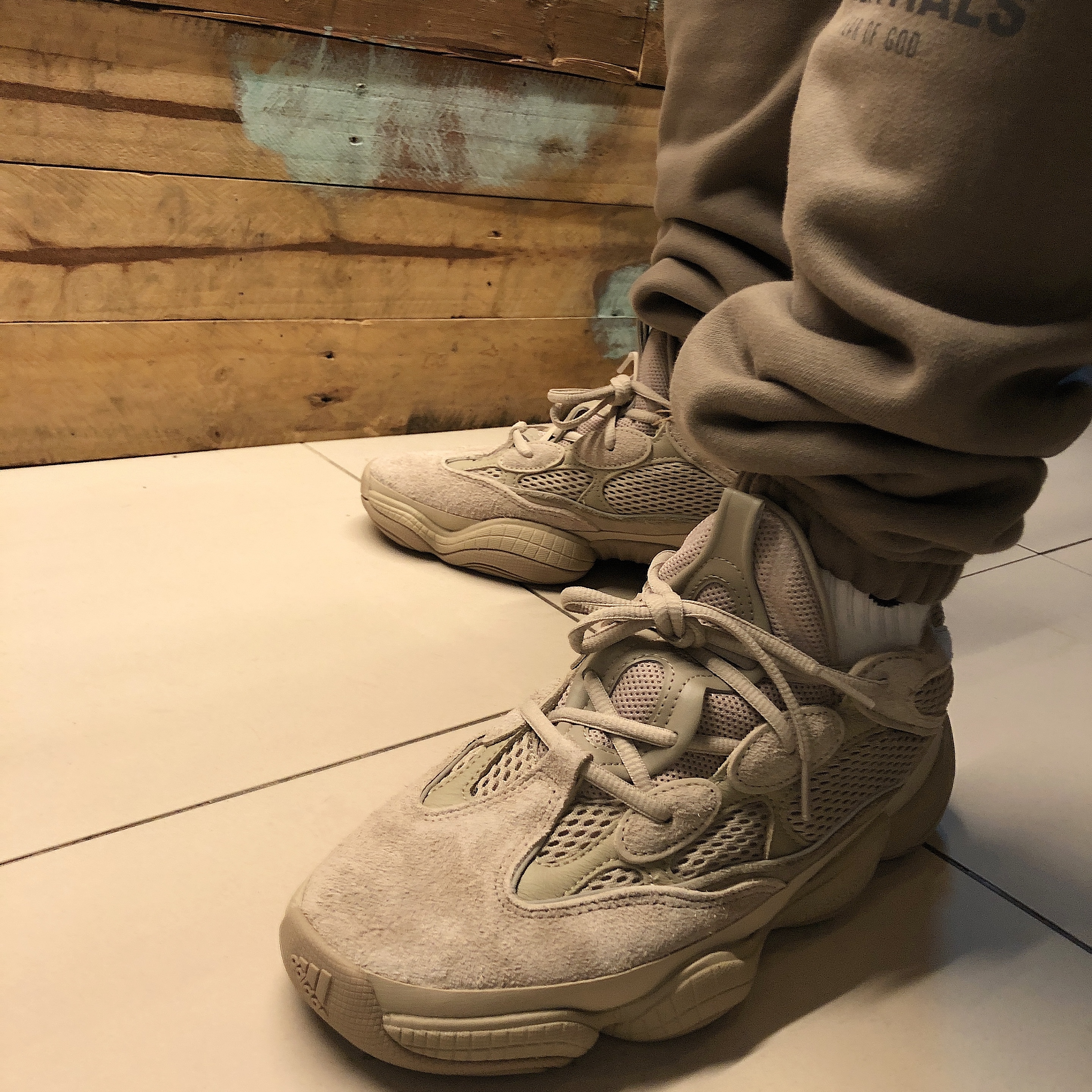 Adidas Yeezy 500 Taupe Light, Essentials Sweatpants Taupe - 21SS 착용 스타일 - 1